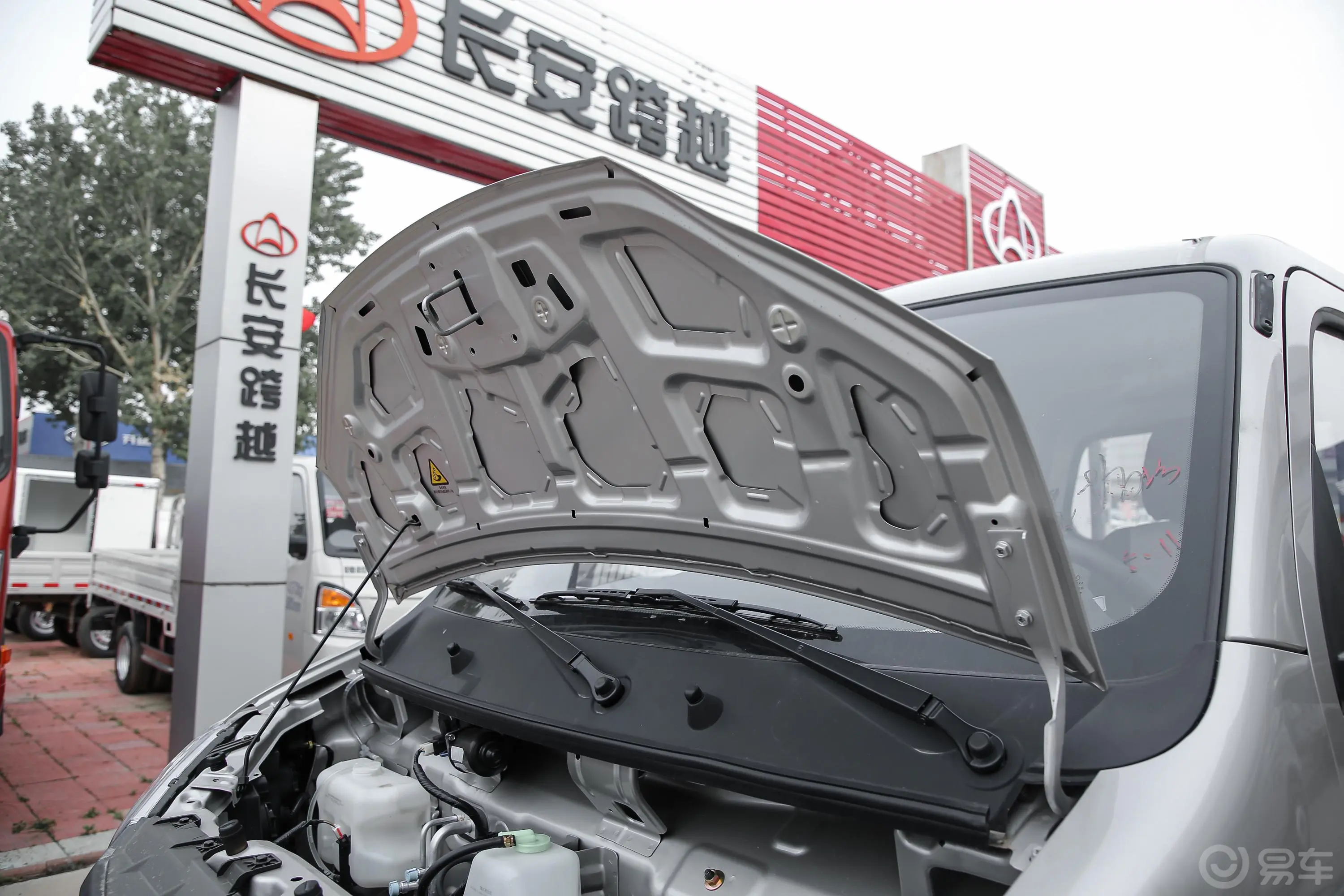 跨越王X1载货汽车N1 1.2L 双排单后轮 标准版 SC1031XAS6B1 汽油 国VI发动机舱盖内侧