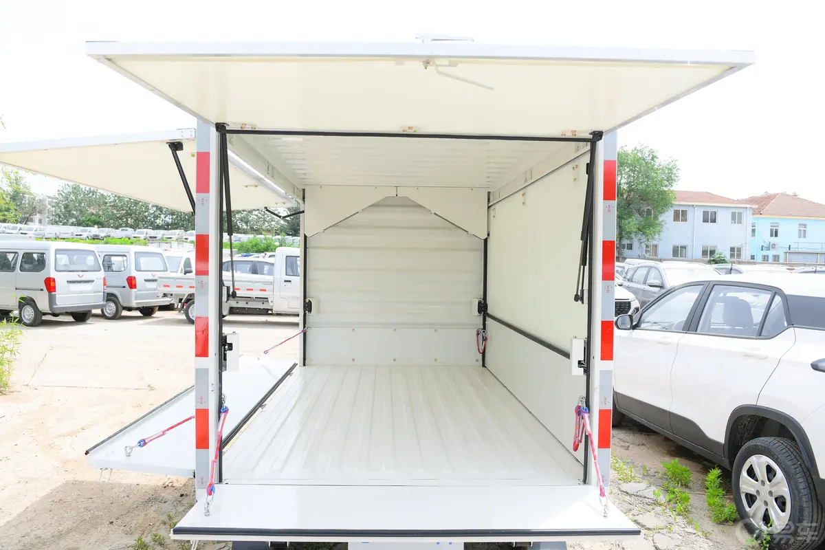 五菱荣光小卡专用车1.5L 单排 厢式运输车空间