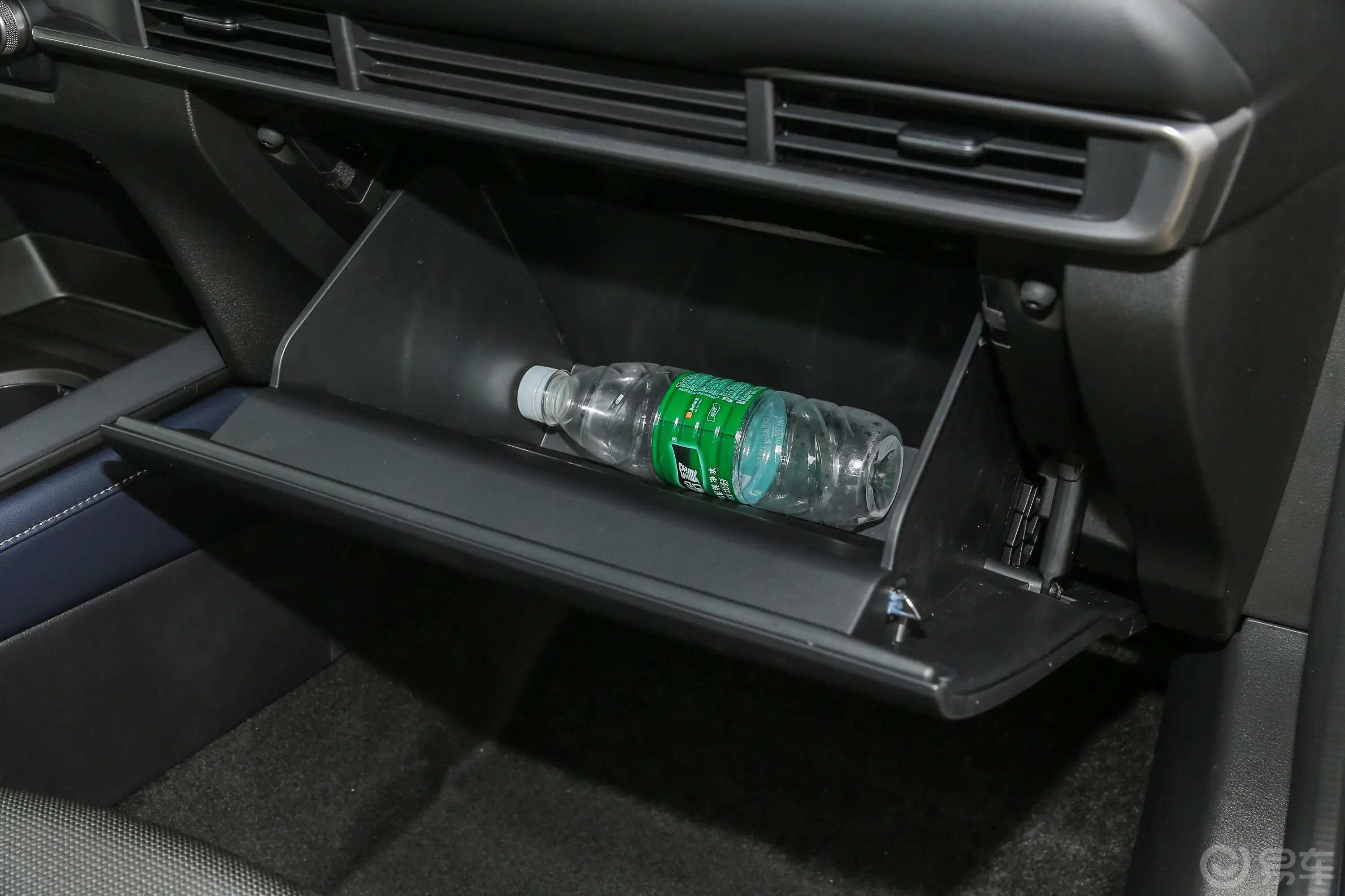 马自达CX-302.0L 手自一体 尚悦型手套箱空间水瓶横置