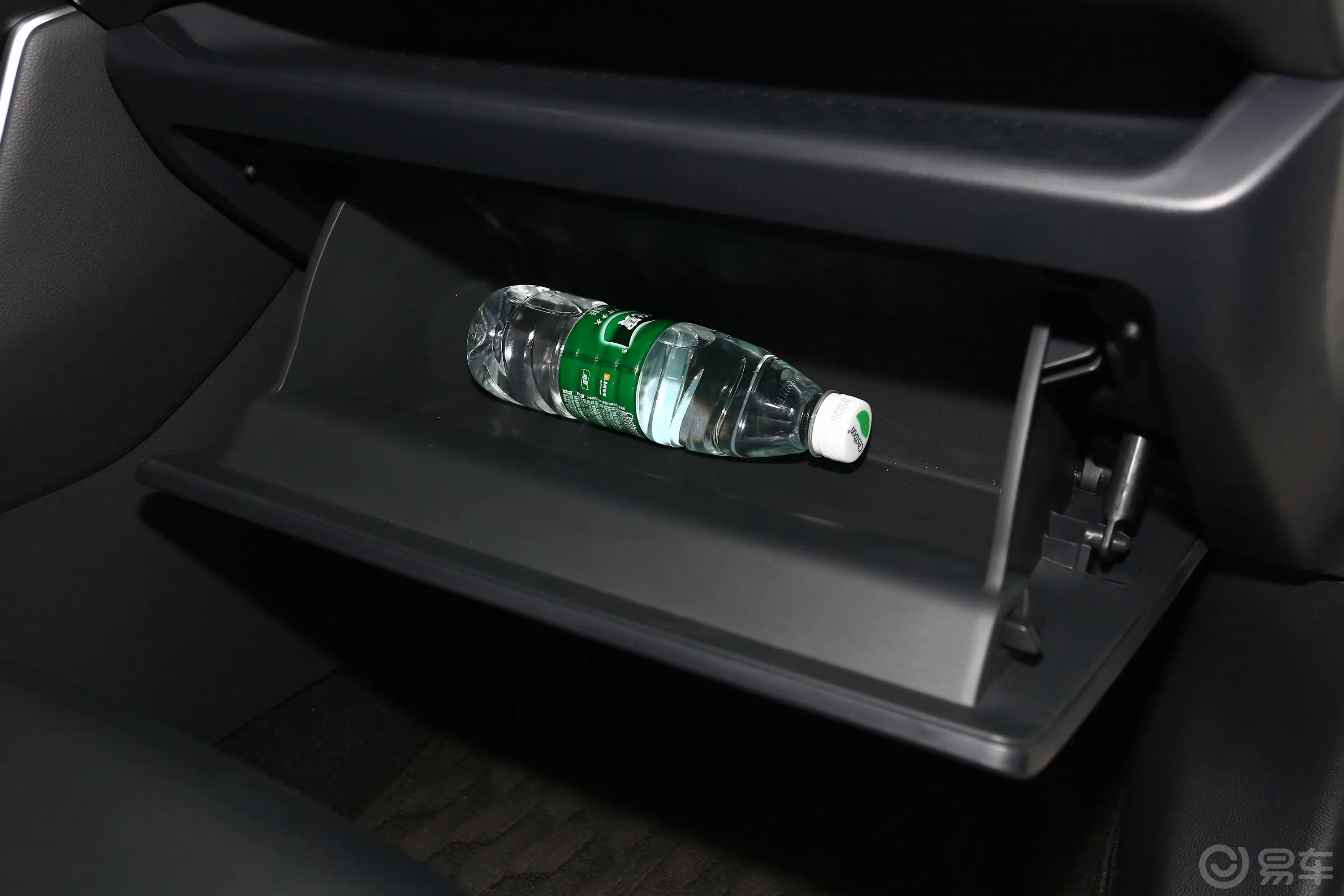 RAV4荣放2.0L CVT 两驱 风尚Plus版手套箱空间水瓶横置