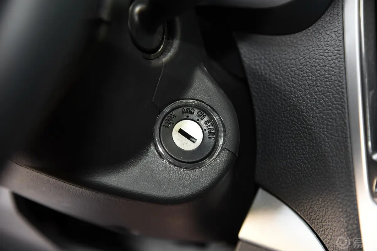 威虎2.5T 手动两驱大双标准型 柴油 国VI钥匙孔或一键启动按键