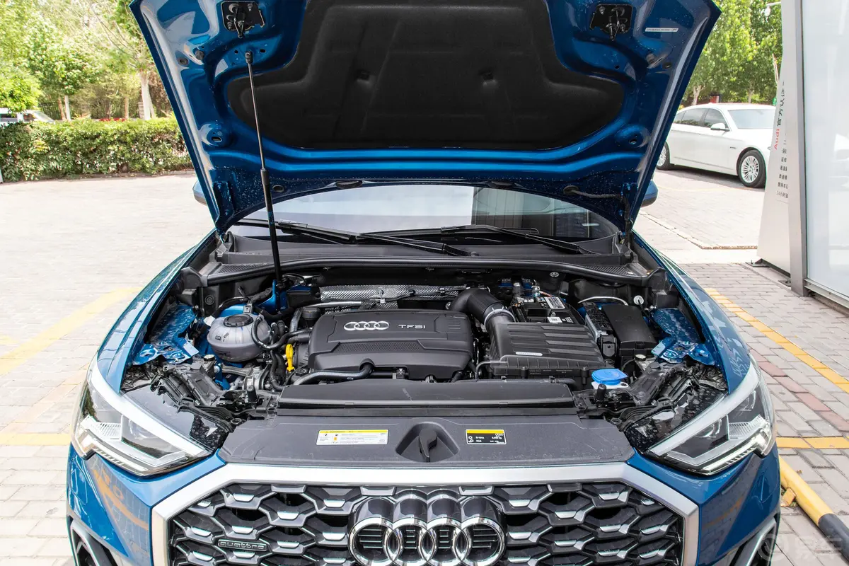 奥迪Q3 Sportback45 TFSI quattro 定制尊享版发动机舱整体