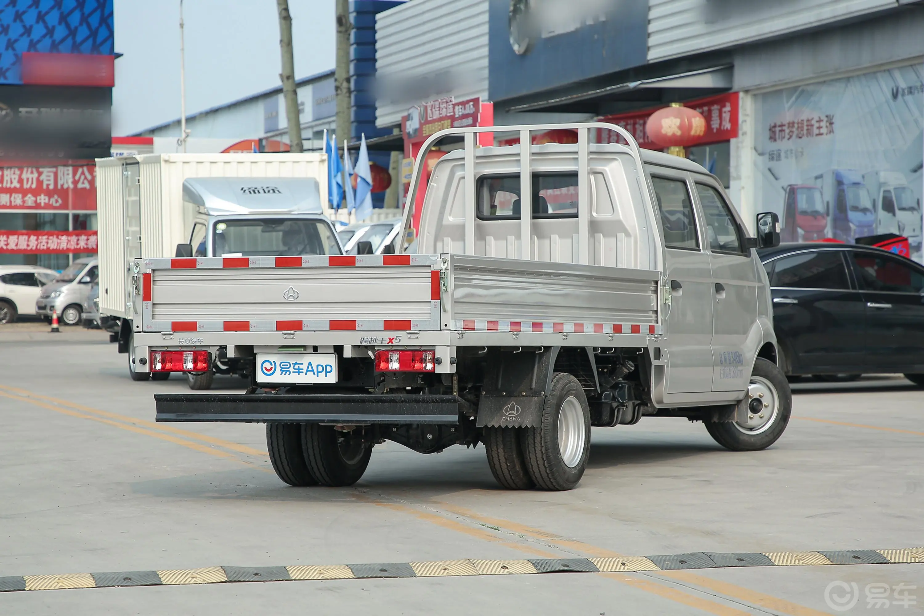 跨越王X5载货汽车N1 1.5L 双排双后轮 标准版（5.73米） SC1031FRS6A2 汽油 国VI侧后45度车头向右水平