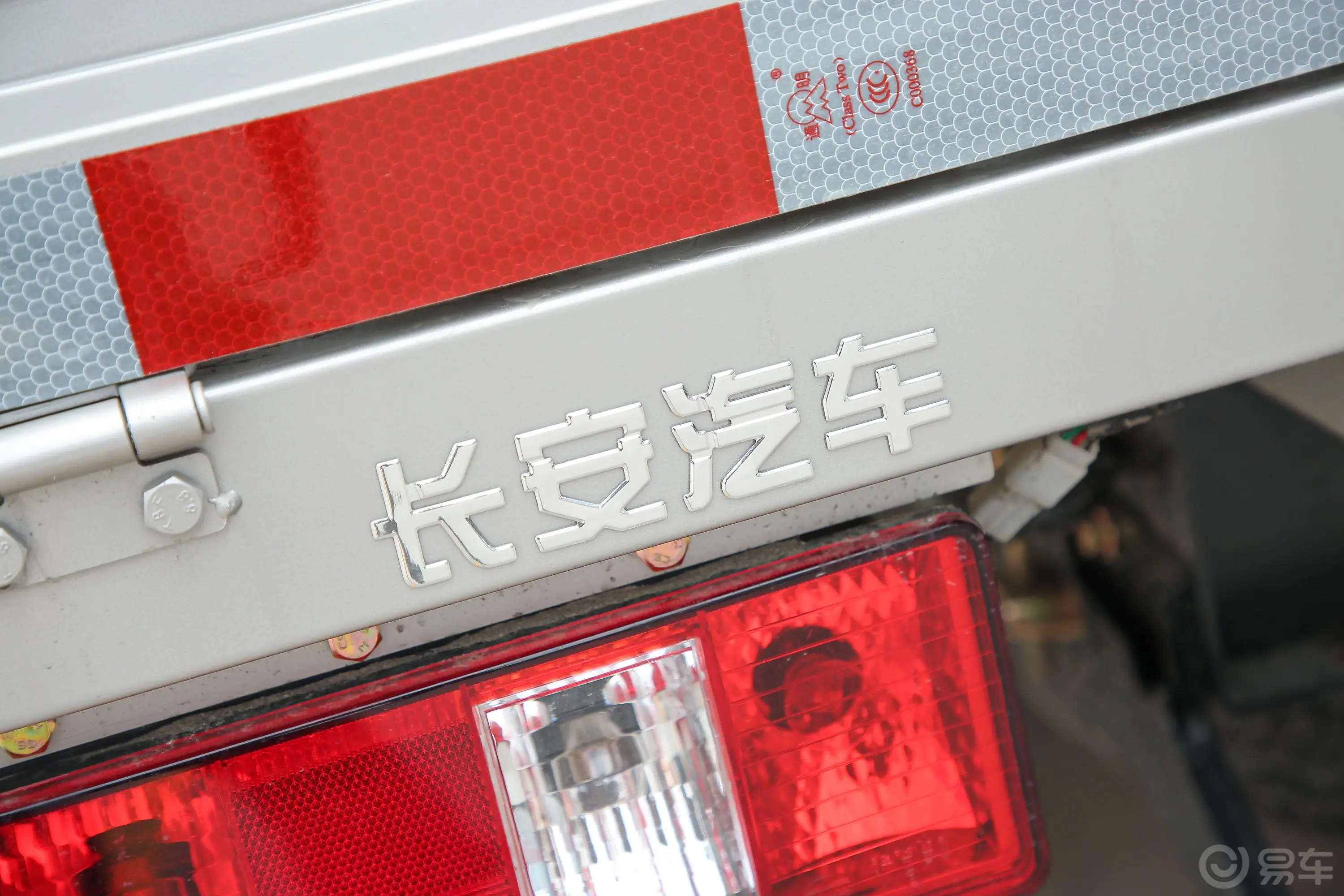 跨越王X5载货汽车N1 1.5L 双排双后轮 标准版（5.73米） SC1031FRS6A2 汽油 国VI外观