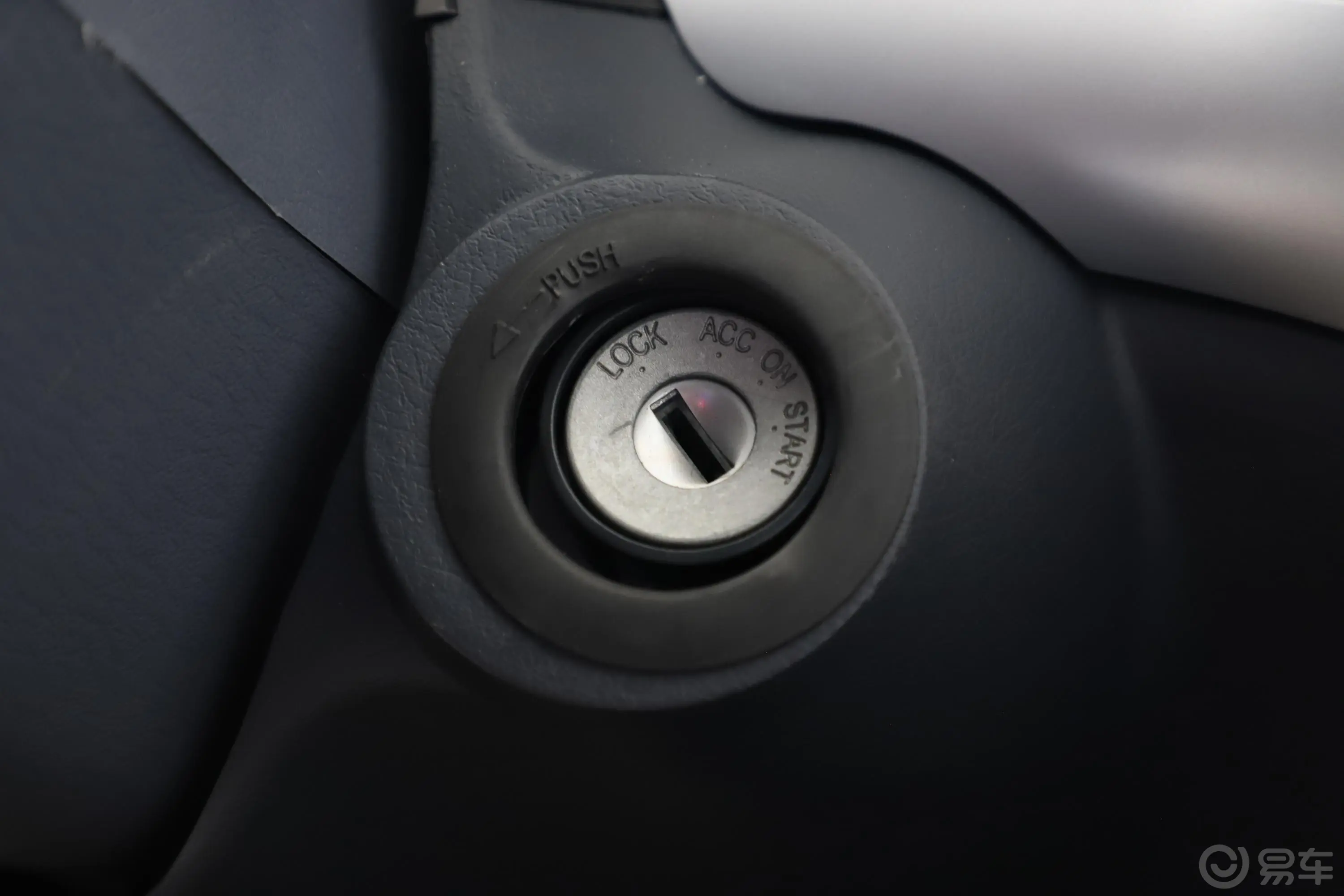 金威1.8L 手动 柳机厢货系列 2/5座钥匙孔或一键启动按键
