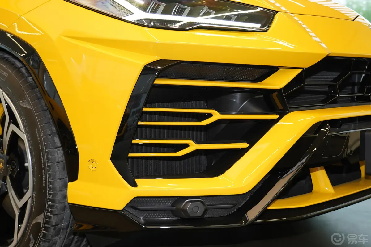 Urus4.0T V8外观细节