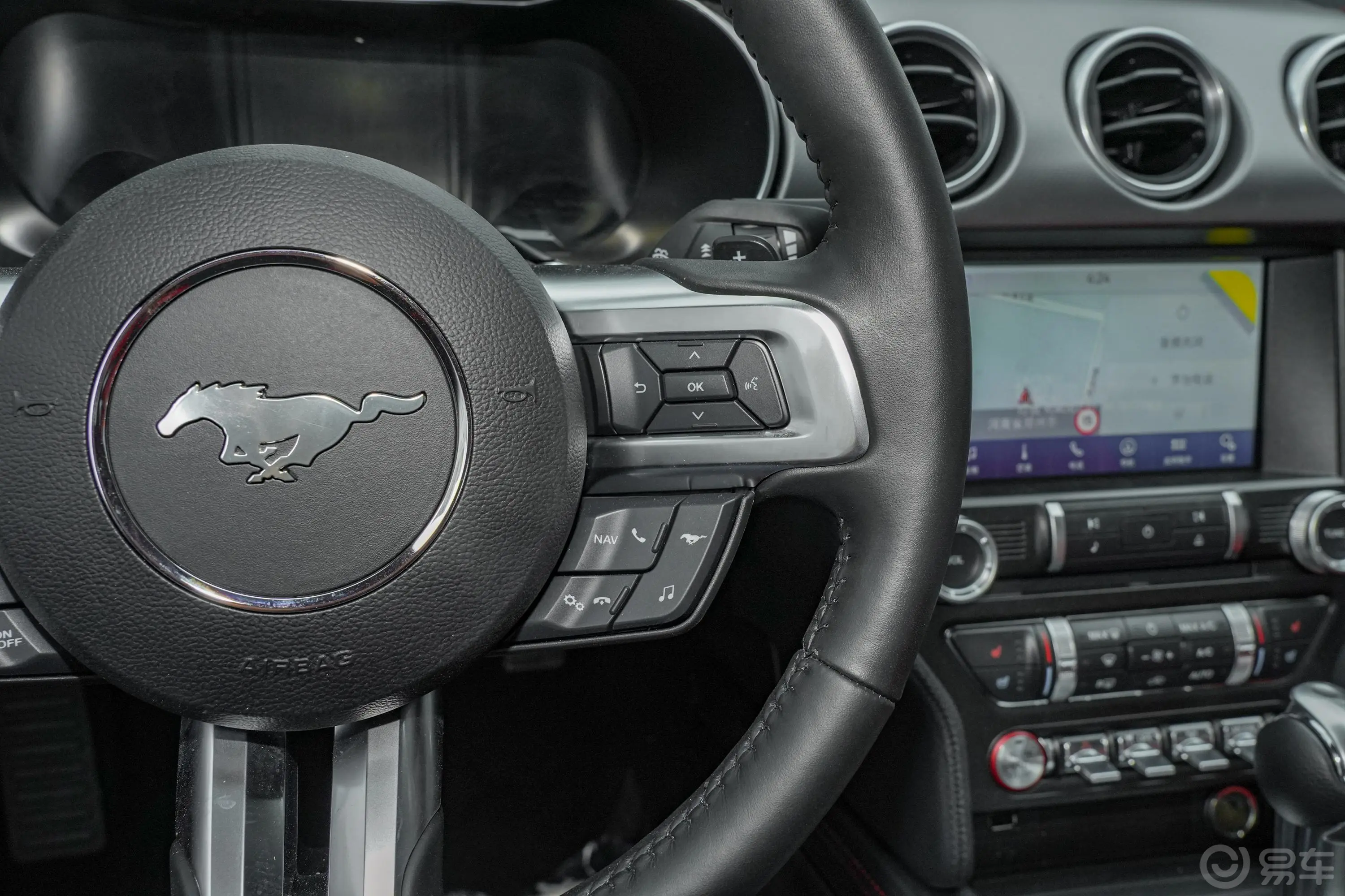 Mustang2.3L EcoBoost 黑曜魅影特别版右侧方向盘功能按键