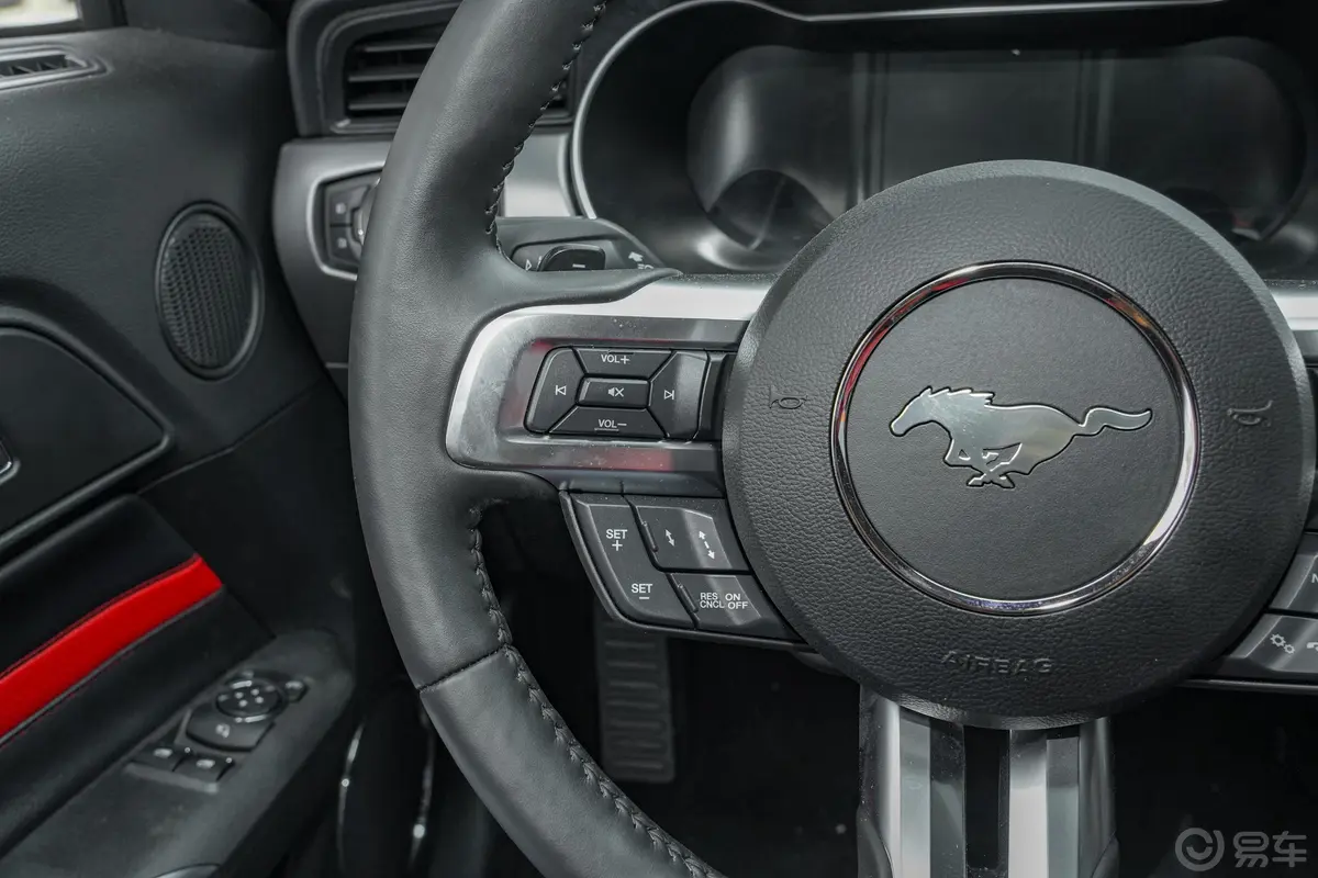 Mustang2.3L EcoBoost 黑曜魅影特别版左侧方向盘功能按键
