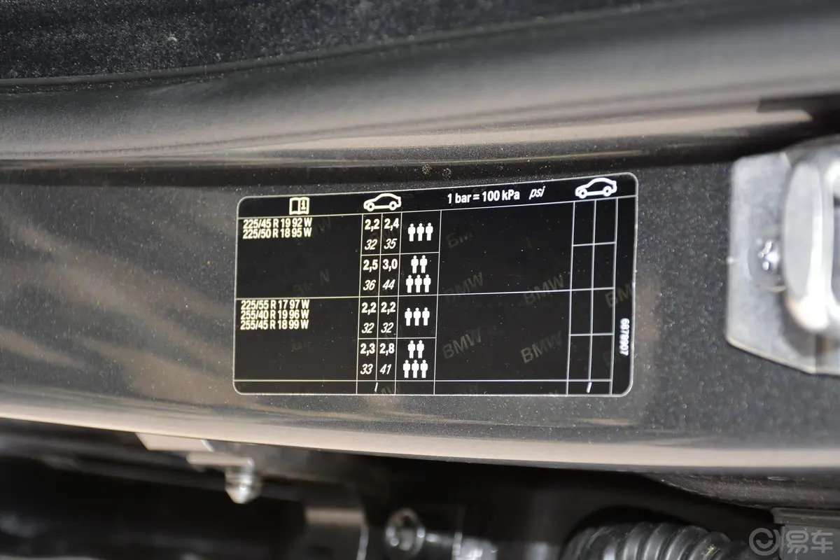 宝马3系GT320i M运动套装胎压信息铭牌