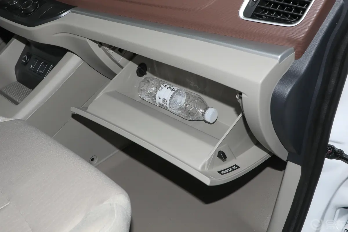 菱智M5 EV长航版 舒适型 7座手套箱空间水瓶横置