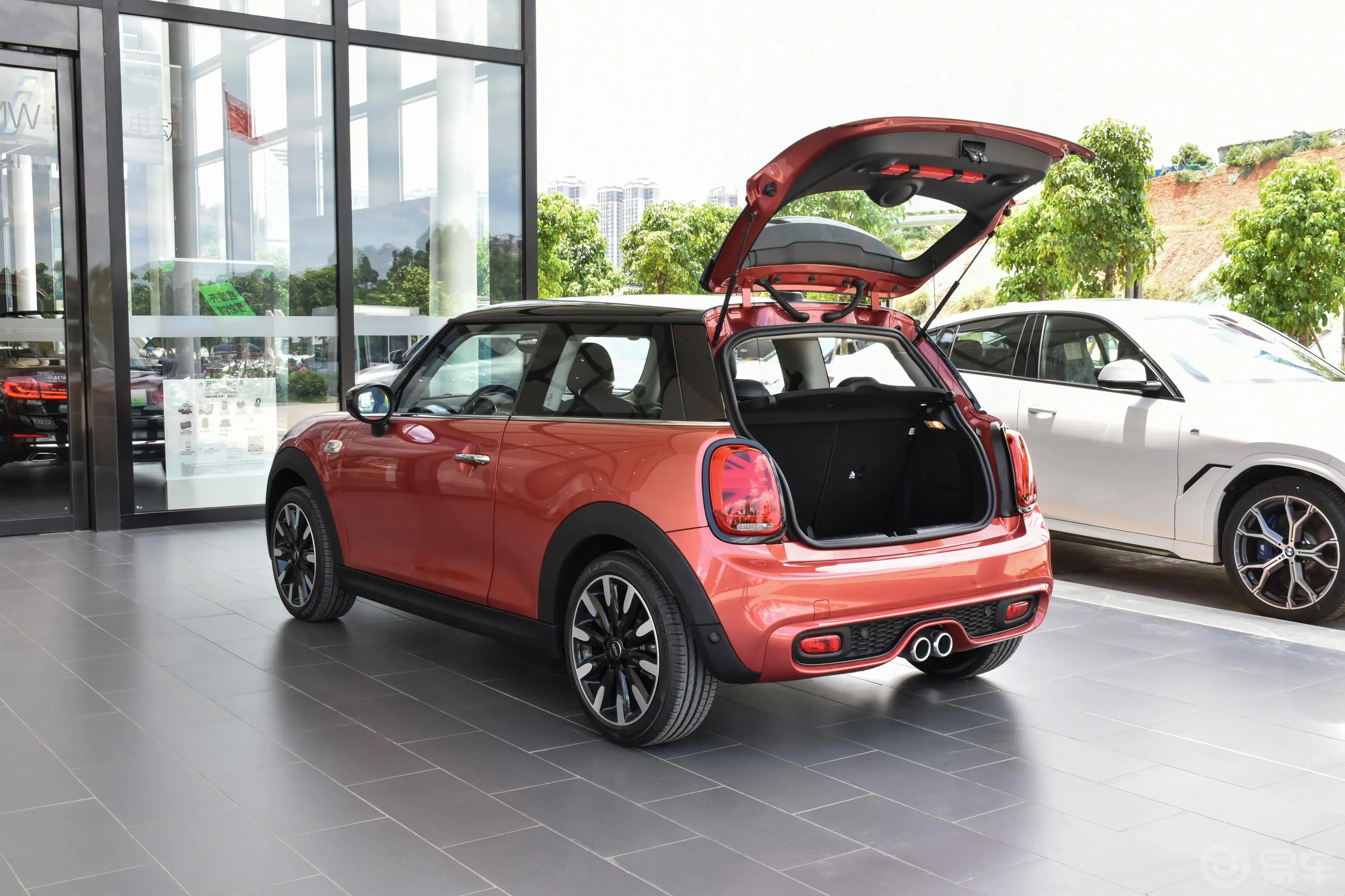 MINI2.0T COOPER S 双离合 日不落红限量版后备厢开启45度侧拍