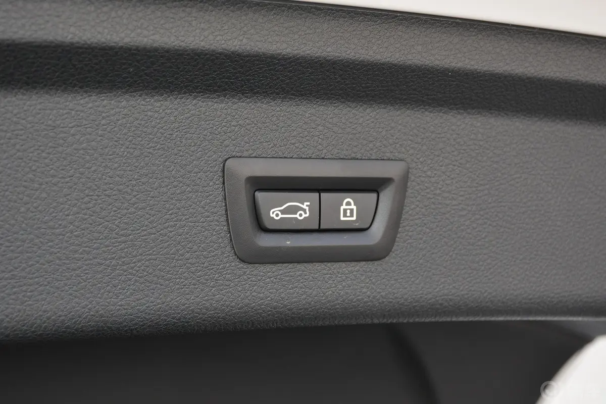 宝马3系GT330i M运动曜夜版电动尾门按键（手动扶手）