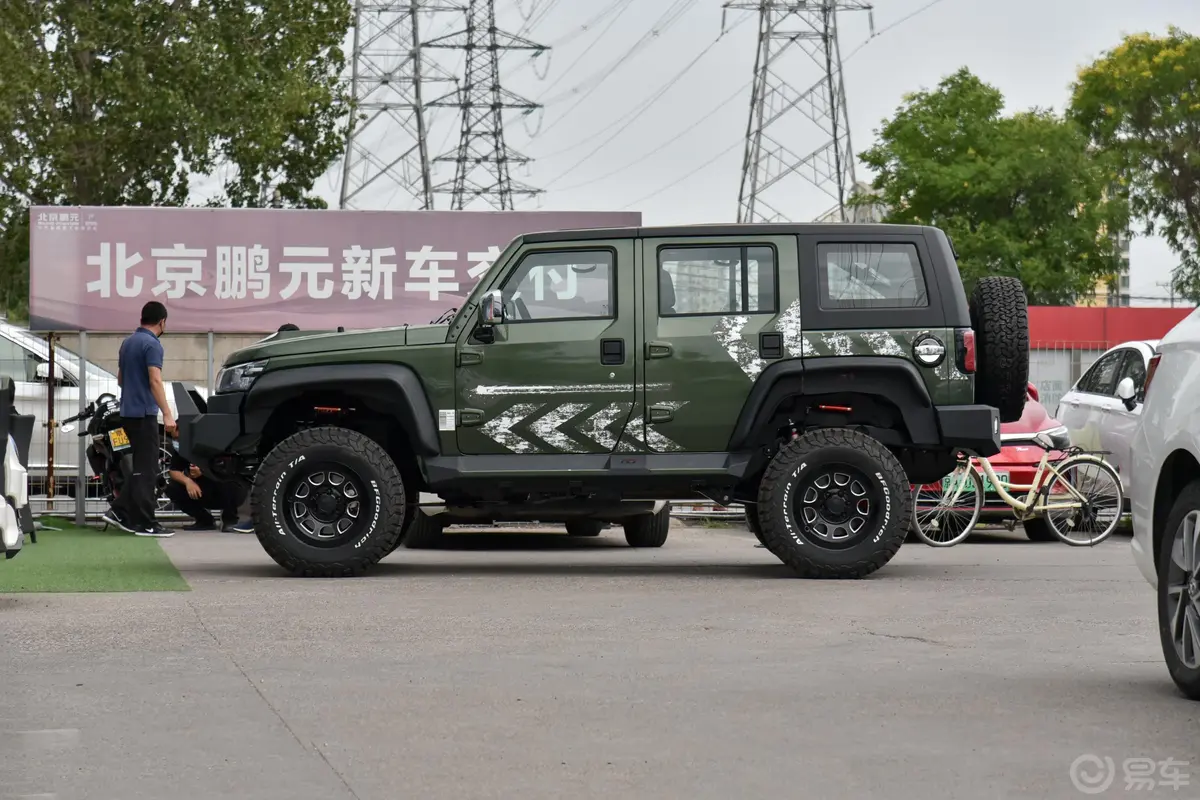 北京BJ402.3T 自动四驱雨林穿越版 汽油正侧车头向左水平
