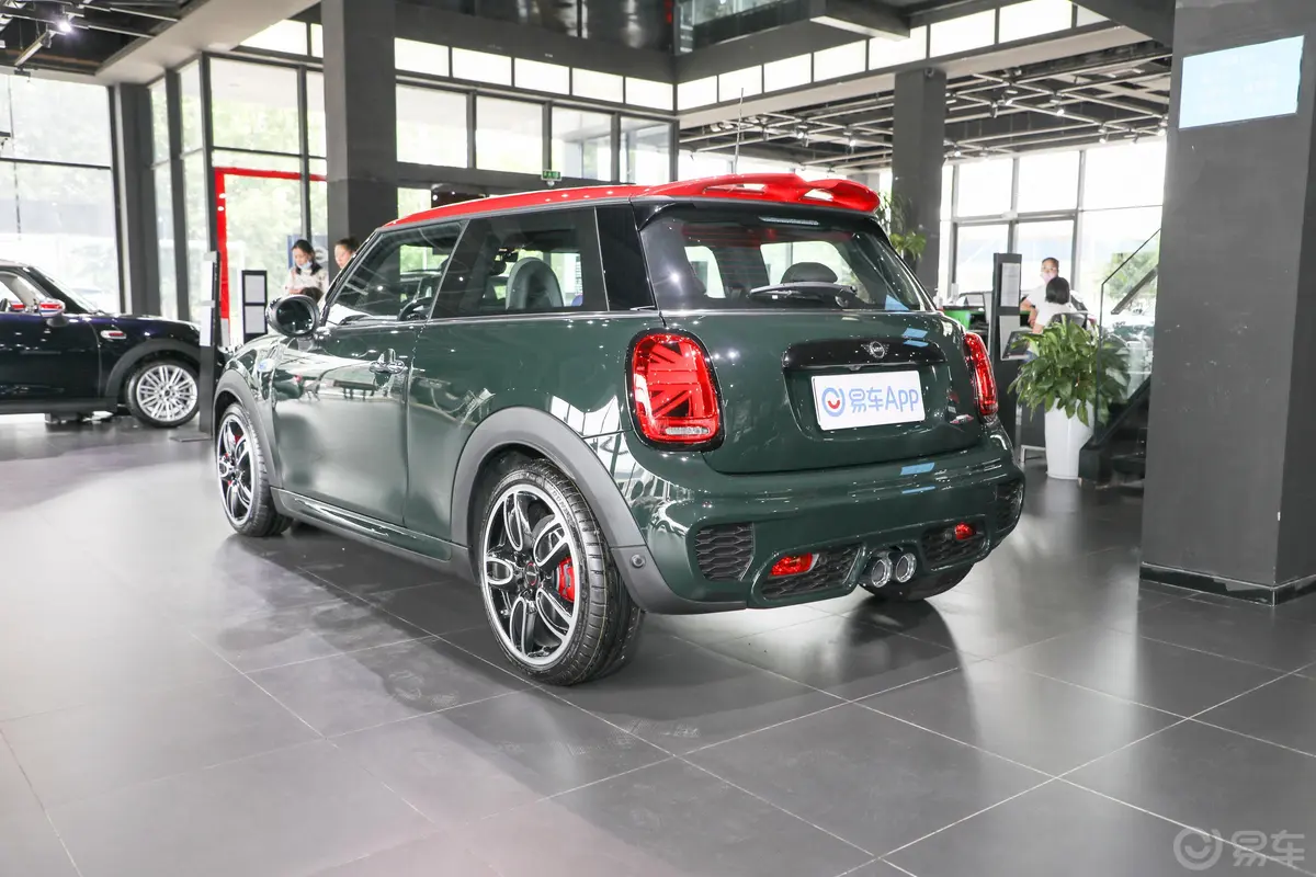 MINI JCW2.0T侧后45度车头向左水平