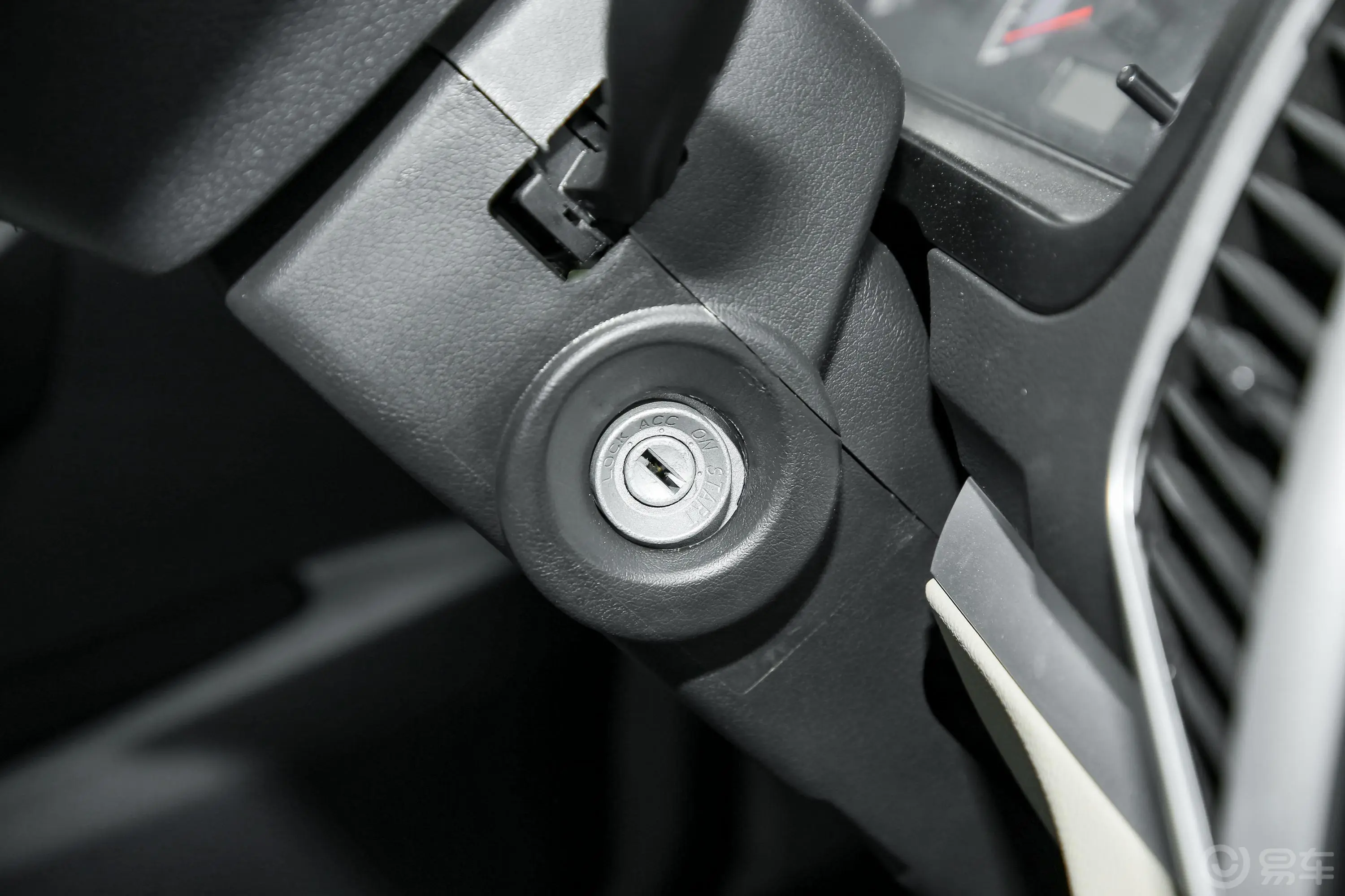 跨越王X5厢式运输车N1 1.5L 单排双后轮 舒适版SC5031XXYFRD66 汽油 国VI钥匙孔或一键启动按键