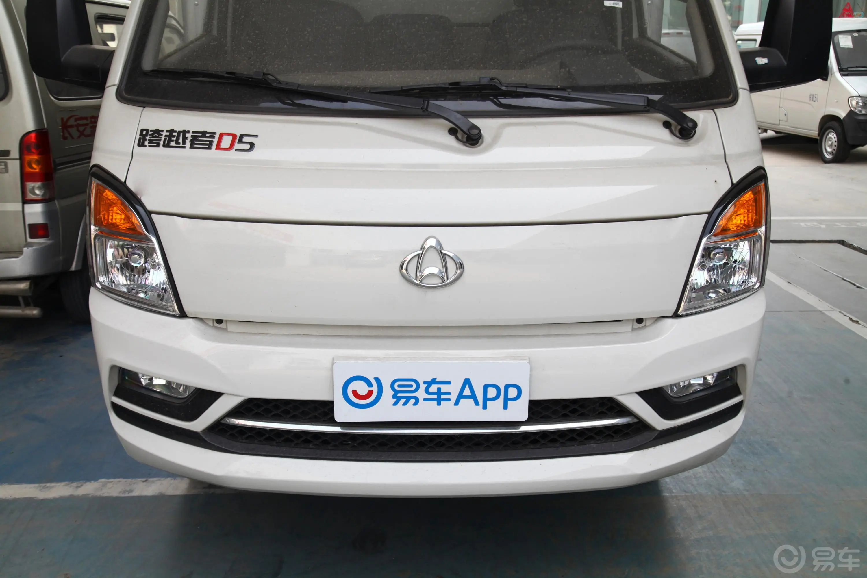 跨越者D5厢式运输车N1 1.8L 单排后双轮 标准版(5.43米长)SC5031XXYUDD64 汽油 国VI前格栅侧俯拍