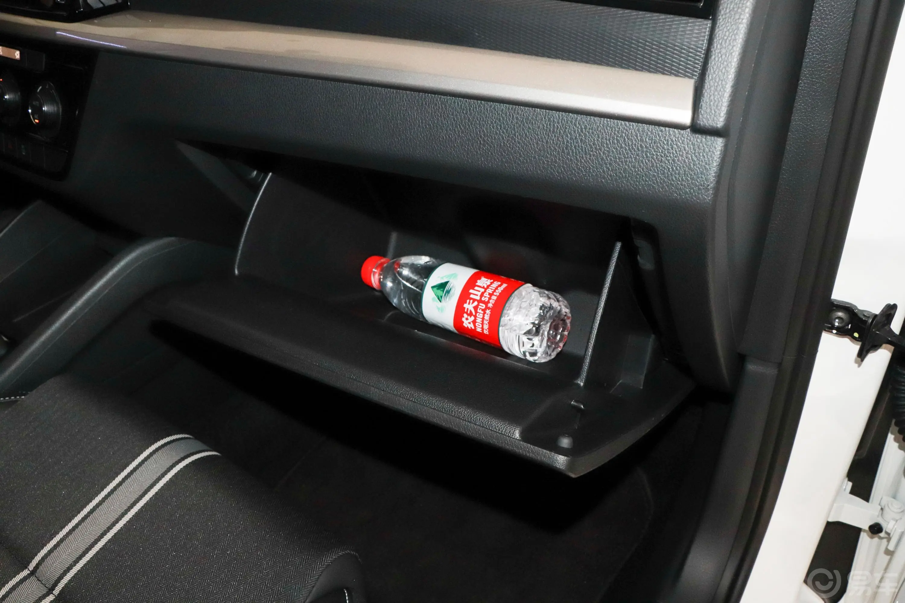 柯米克改款 GT 1.5L 手自一体 舒适版手套箱空间水瓶横置