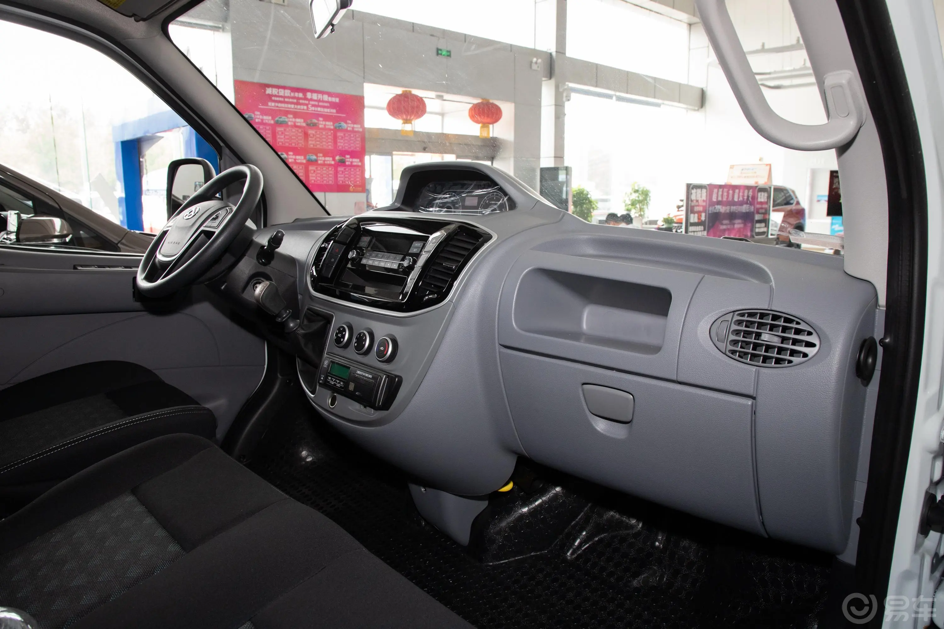 新途V80Plus 商旅版 2.0T 手动 长轴中顶 14/15座内饰全景副驾驶员方向