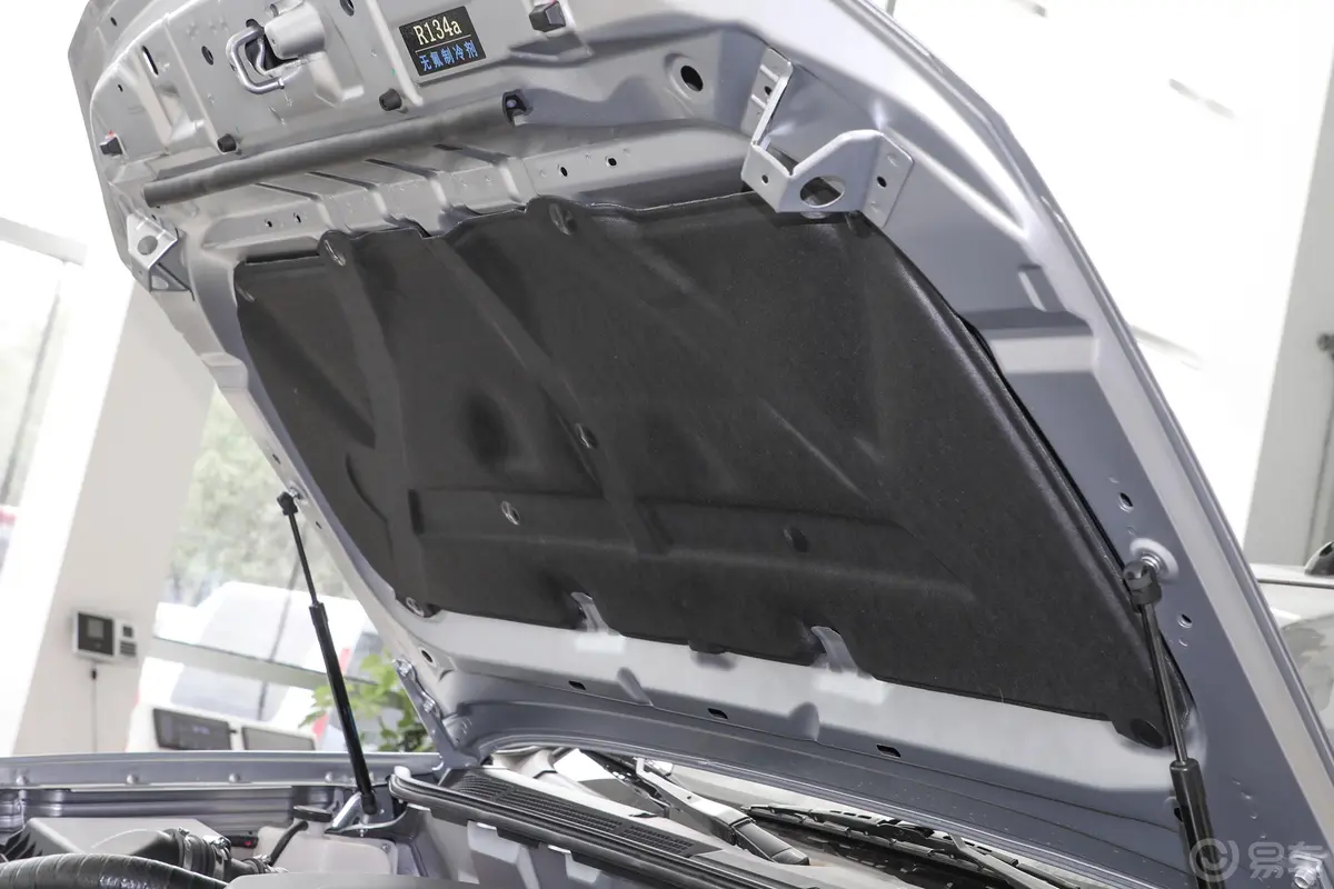 瑞迈S加长版 2.5T 手动 四驱 领航版 柴油 国VI发动机舱盖内侧