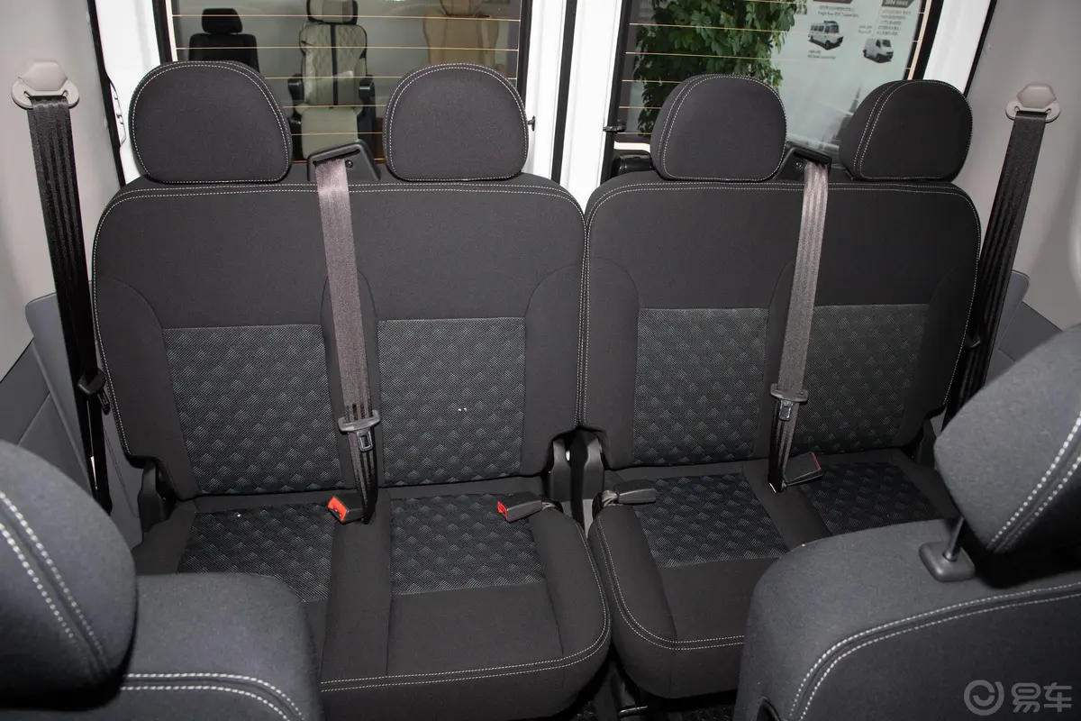 新途V80Plus 商旅版 2.0T 手动 长轴中顶 14/15座第三排座椅