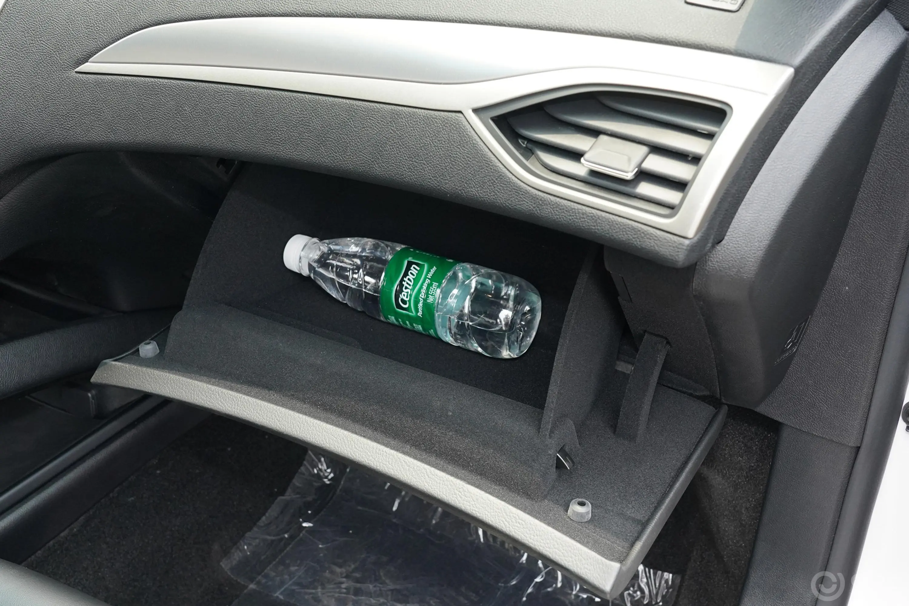 林肯MKZ2.0T 尊悦版手套箱空间水瓶横置
