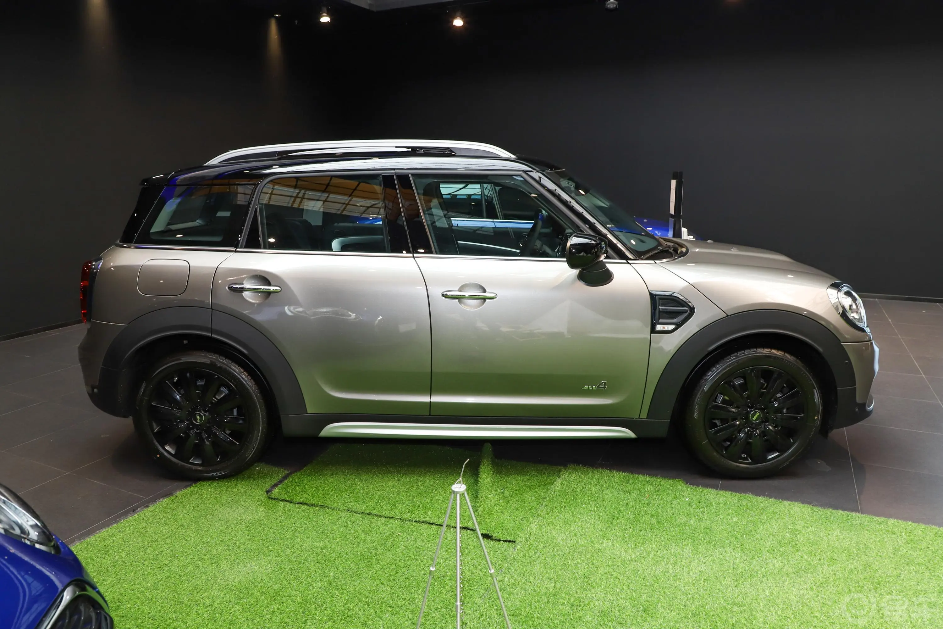 MINI COUNTRYMAN1.5T COOPER ALL4 鉴赏家正侧车头向右水平