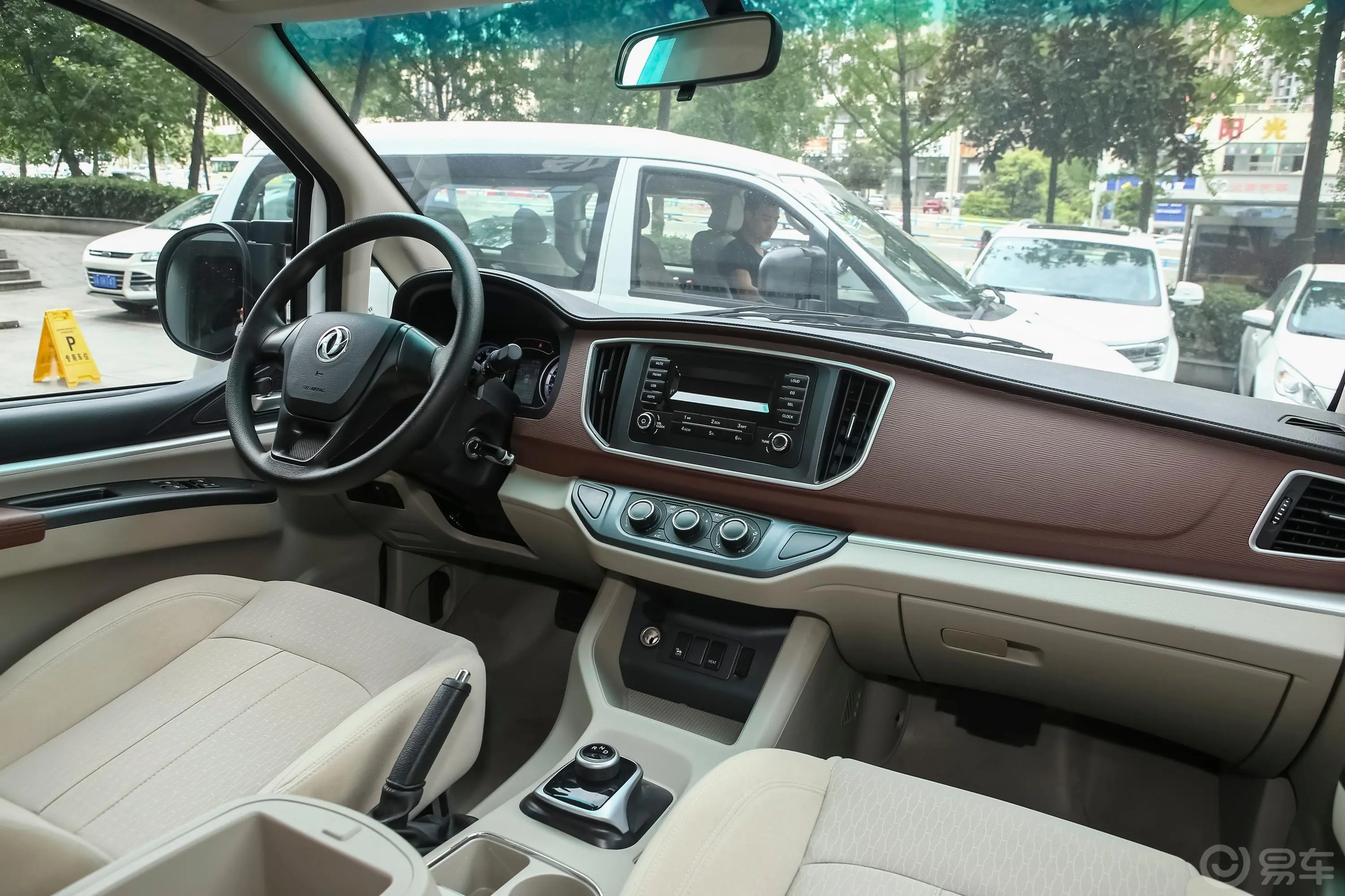 菱智M5 EV长航版 舒适型 9座内饰全景副驾驶员方向