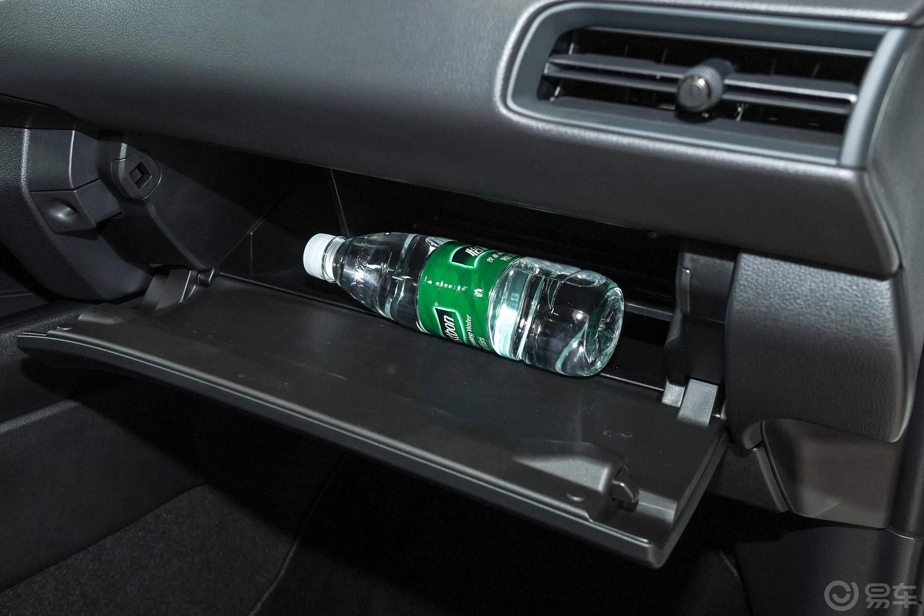 雷克萨斯UX200 特别版手套箱空间水瓶横置