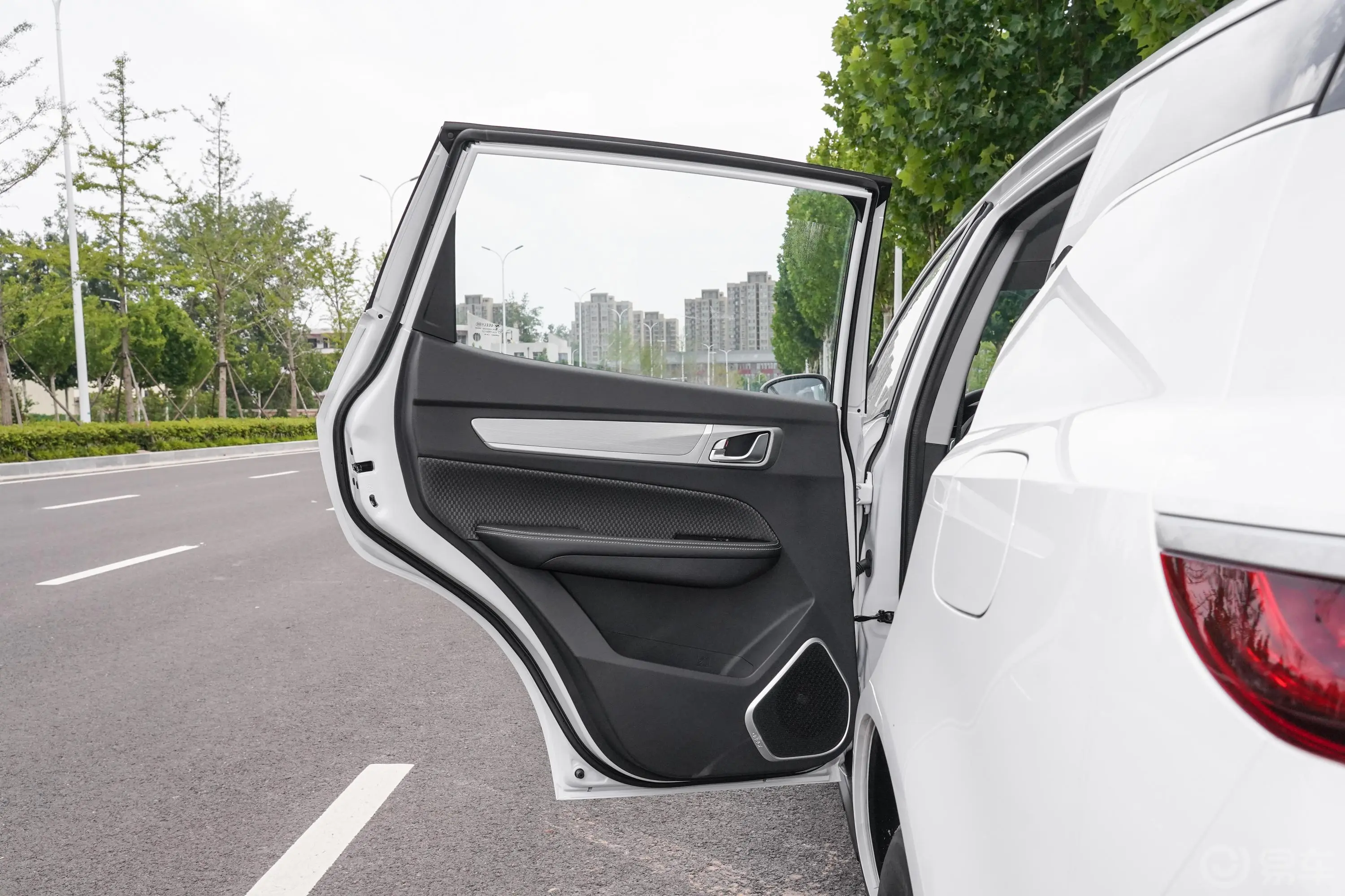 远景X61.4T 手动 舒适型驾驶员侧后车门
