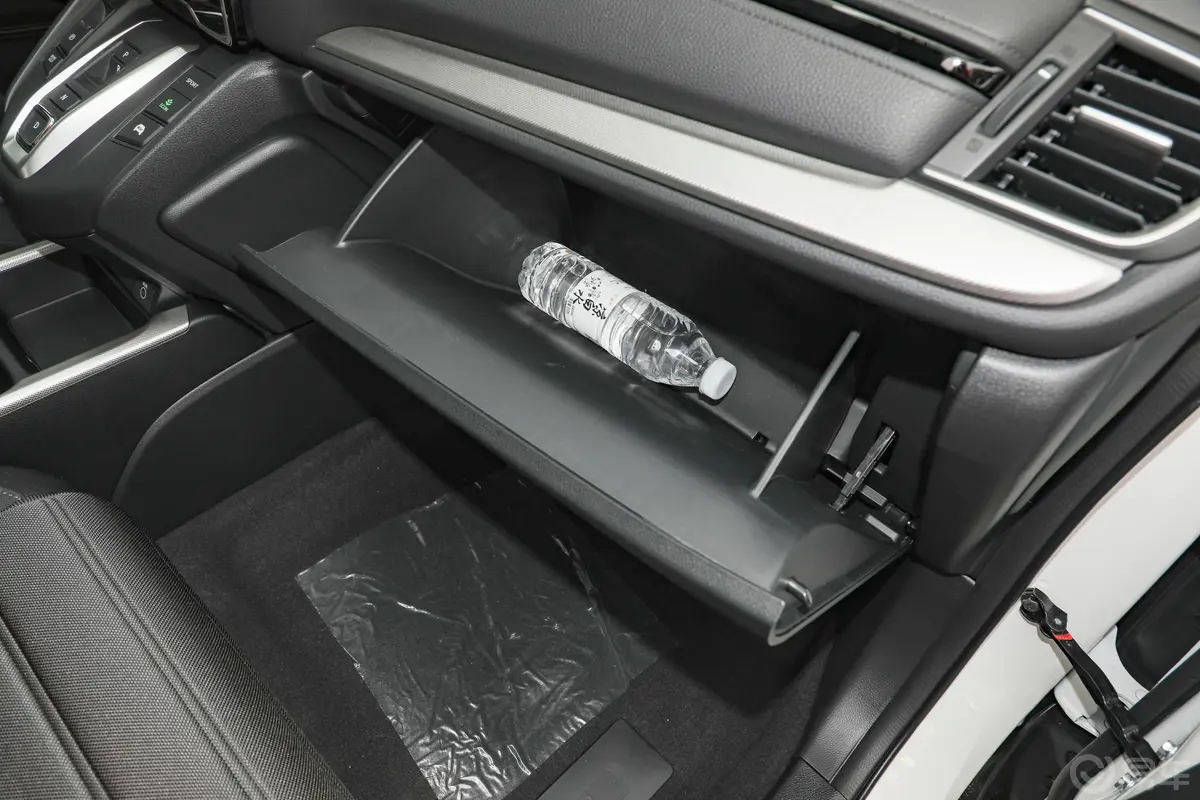 本田CR-V锐·混动 2.0L 两驱 净行版手套箱空间水瓶横置