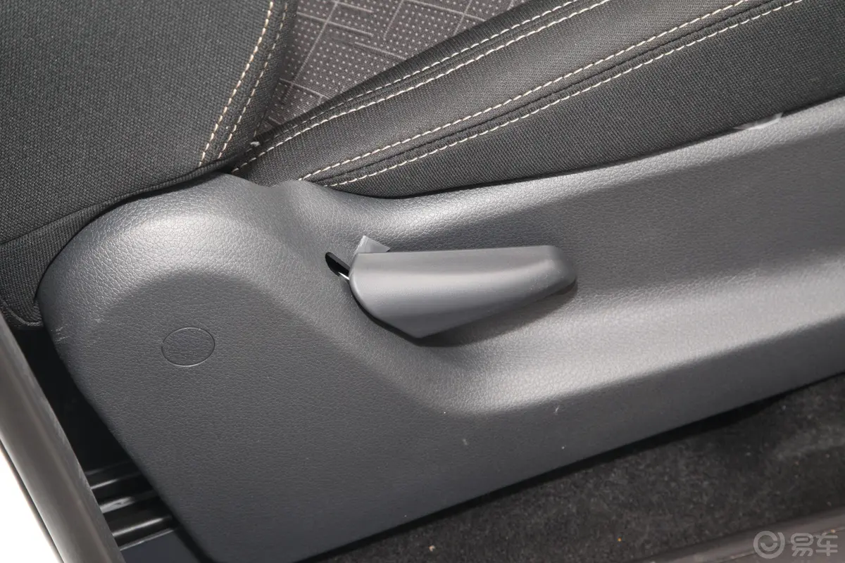 瑞迈S改款 标轴版 2.5T 手动两驱领航版 柴油 国VI副驾座椅调节
