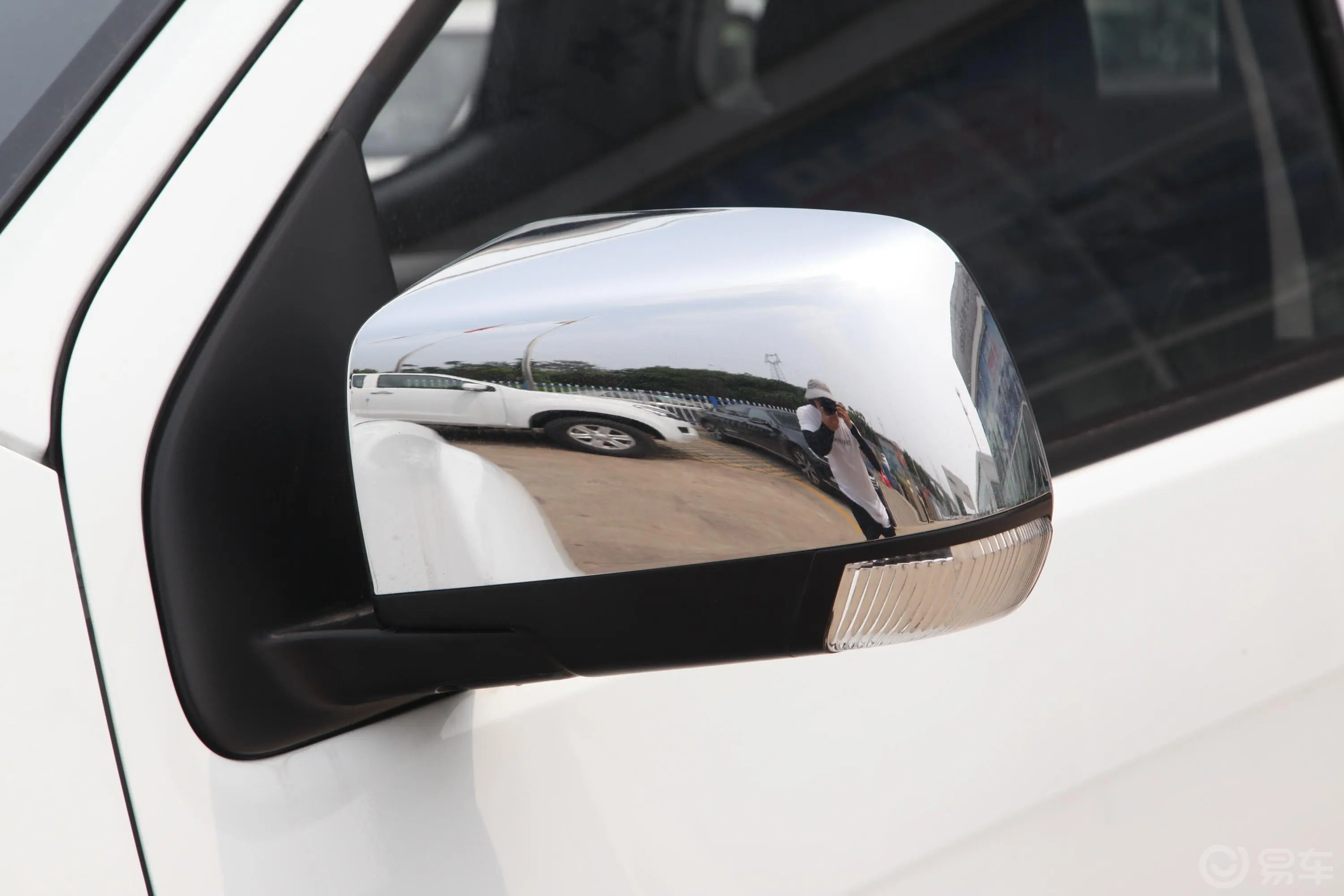 瑞迈S改款 标轴版 2.5T 手动两驱领航版 柴油 国VI主驾驶后视镜背面