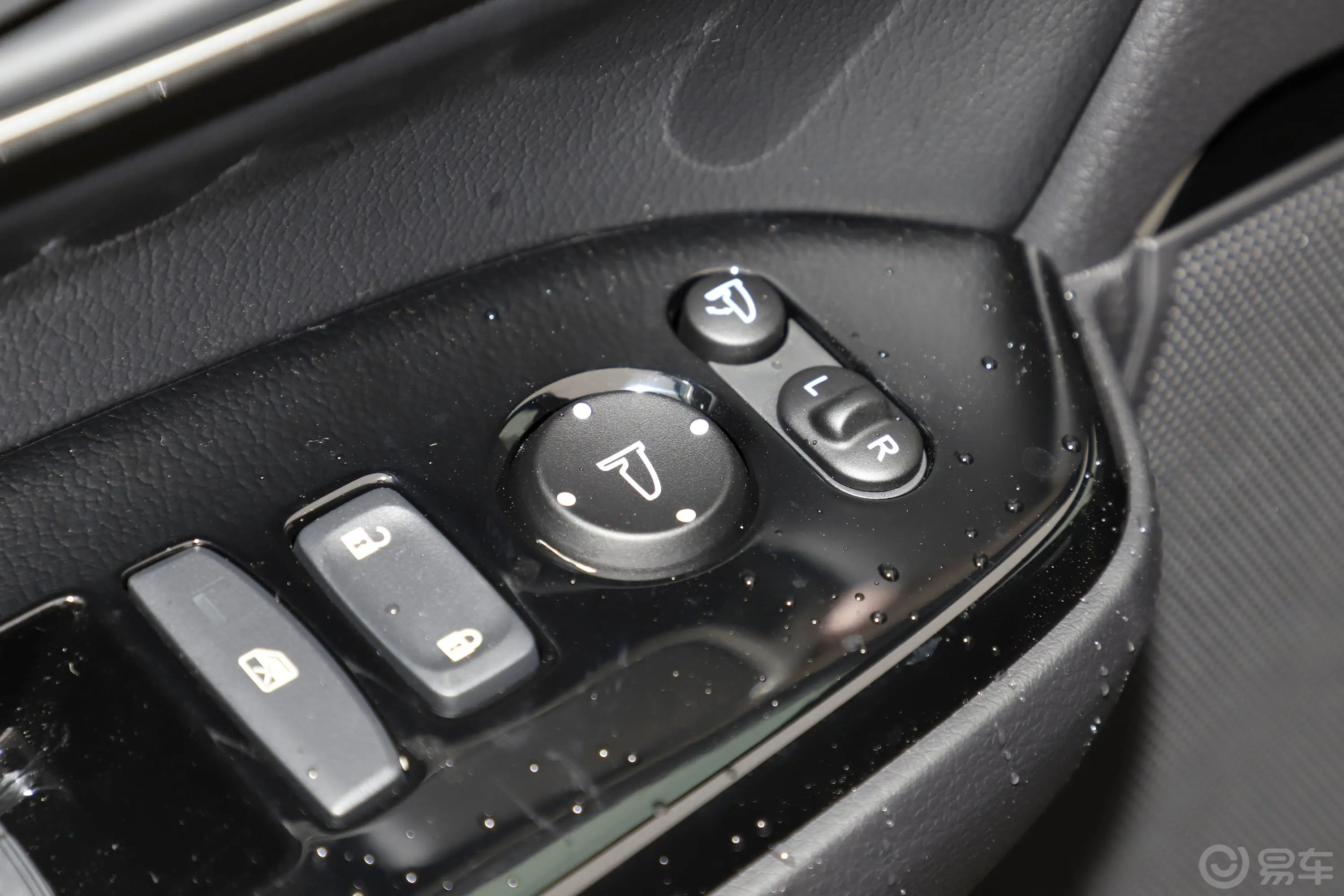 本田CR-V锐·混动 2.0L 两驱 净驰版后视镜调节键