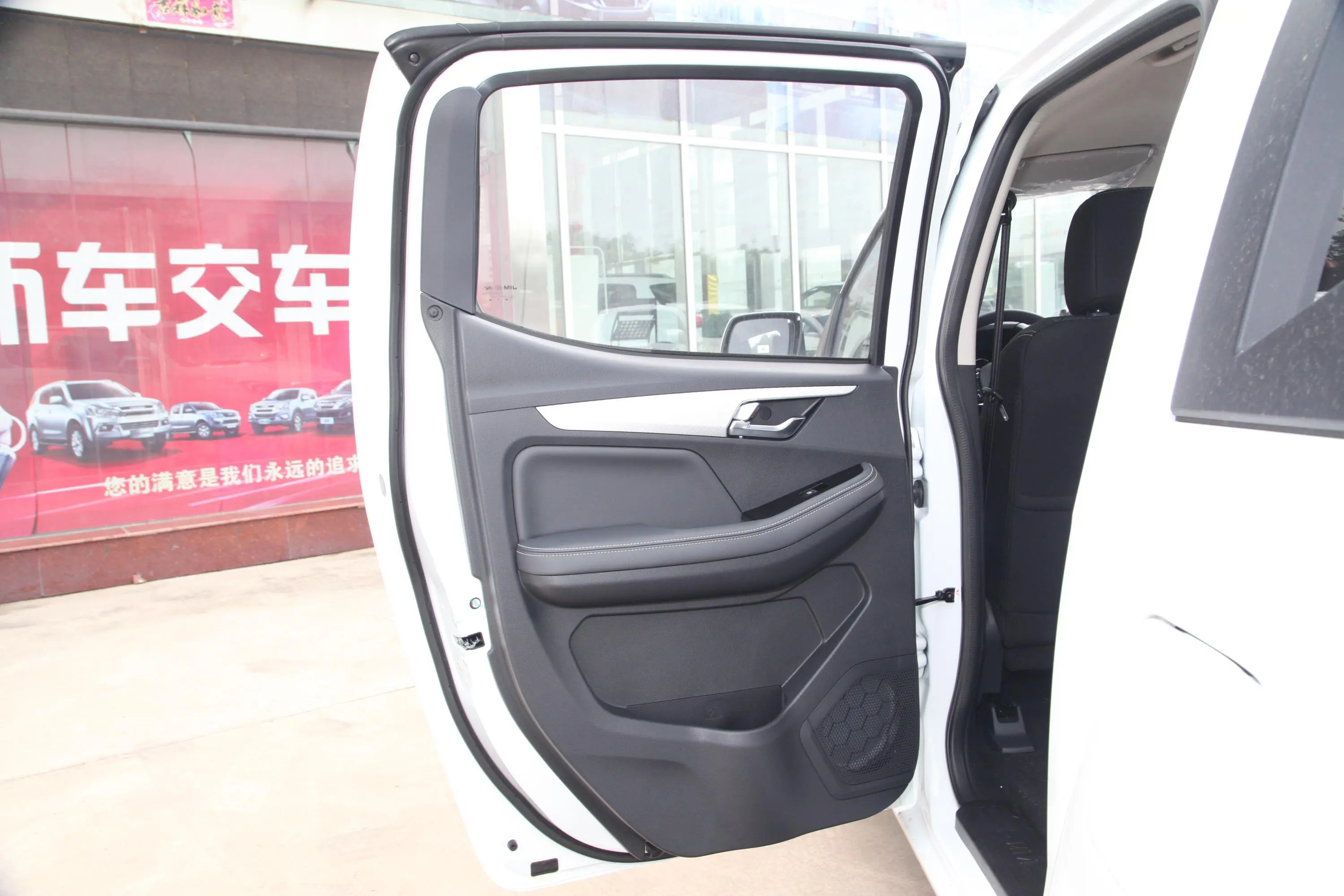 瑞迈S改款 标轴版 2.5T 手动两驱领航版 柴油 国VI驾驶员侧后车门