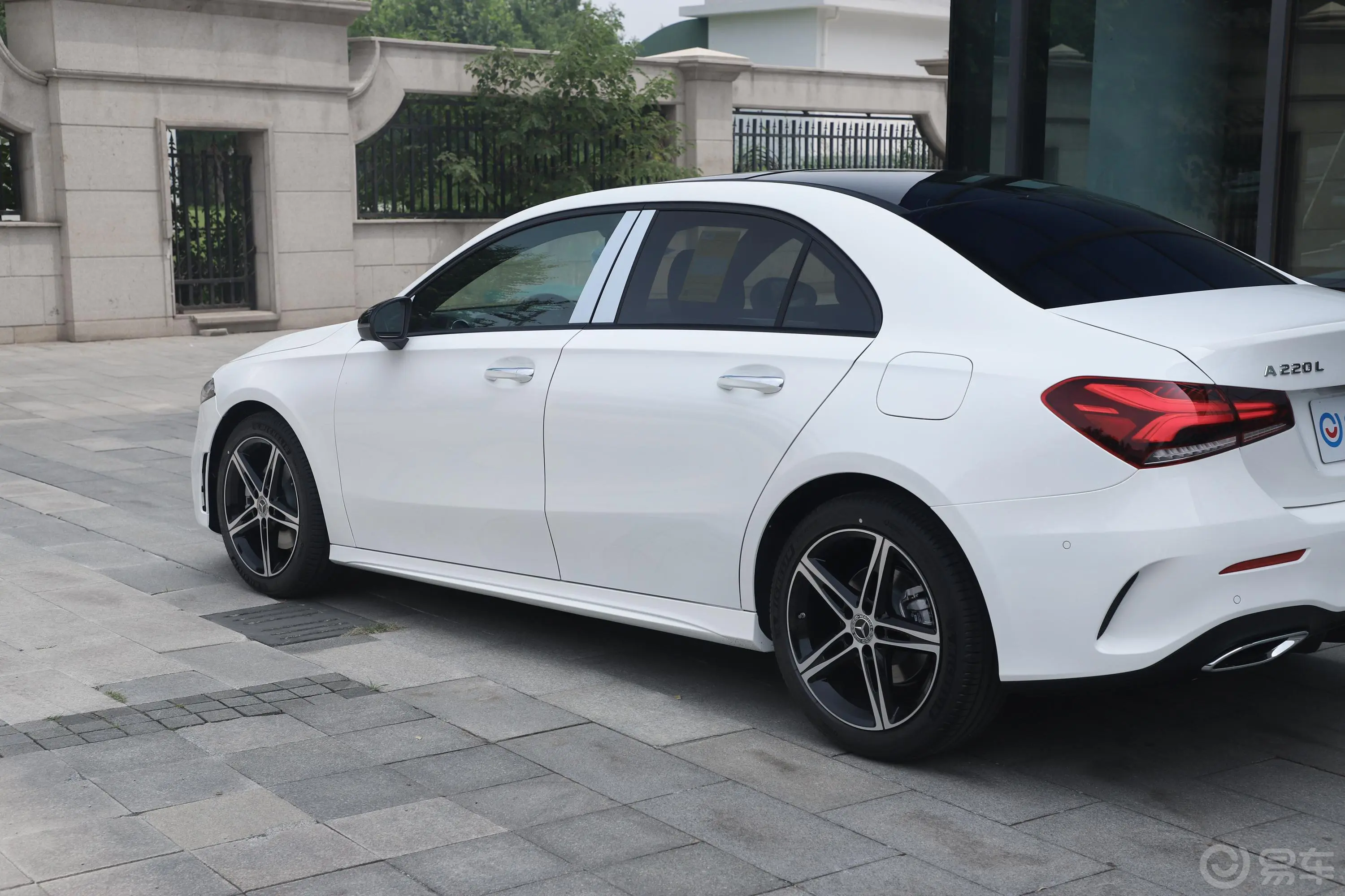 奔驰A级改款 A 220 L 4MATIC 运动轿车外观