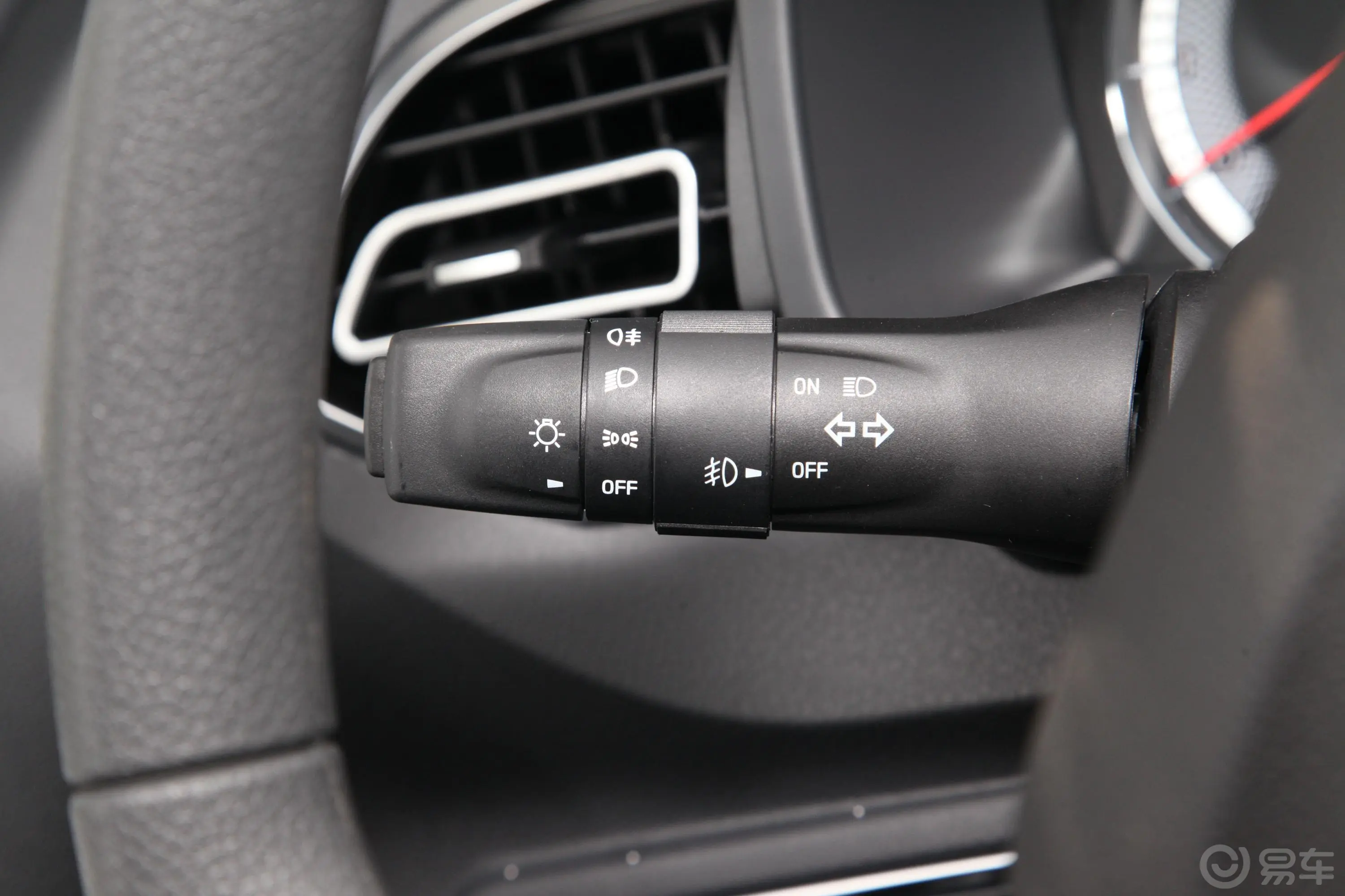 瑞迈S改款 标轴版 2.5T 手动两驱领航版 柴油 国VI灯光控制区