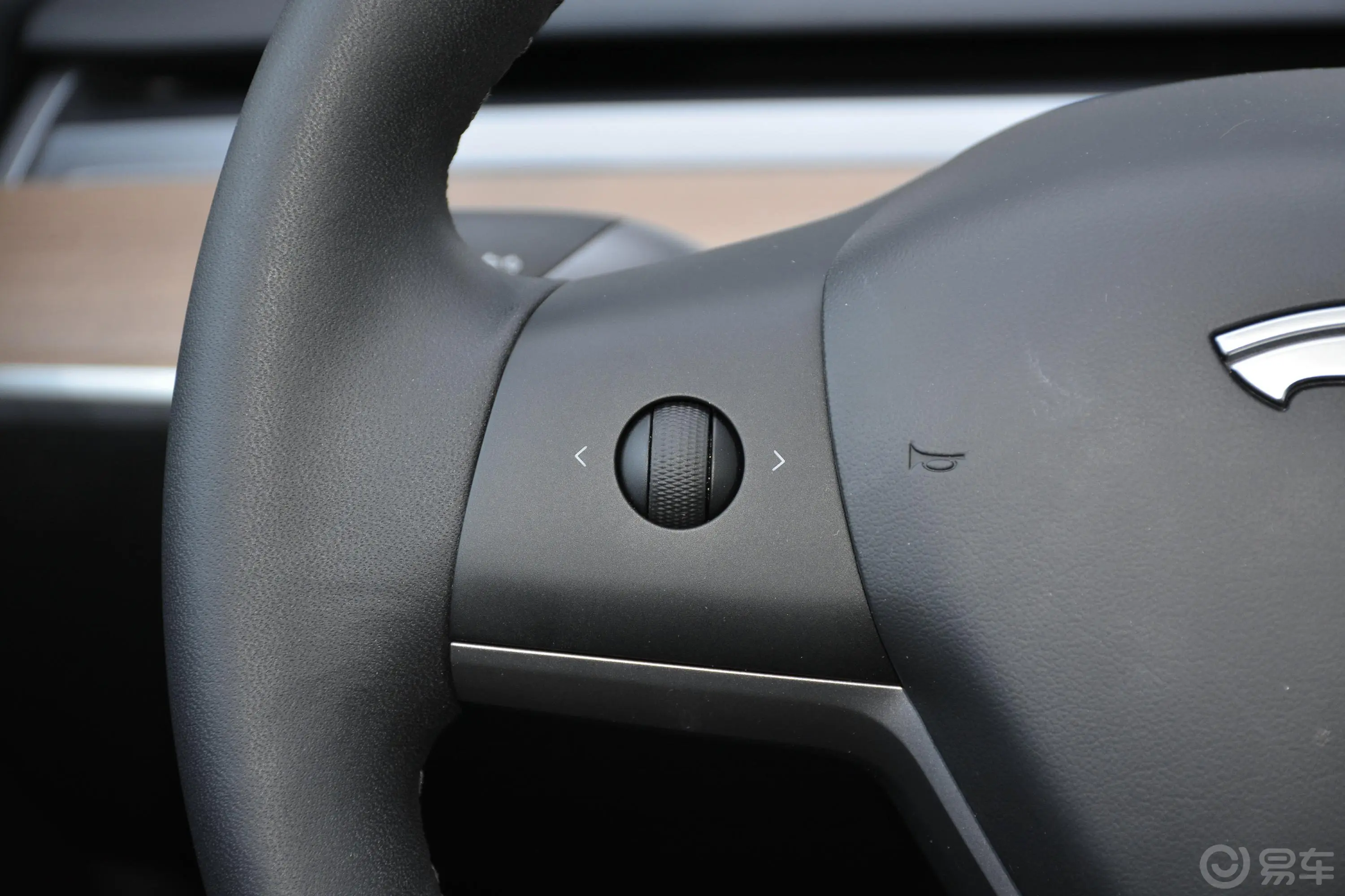Model 3改款 长续航后轮驱动版左侧方向盘功能按键