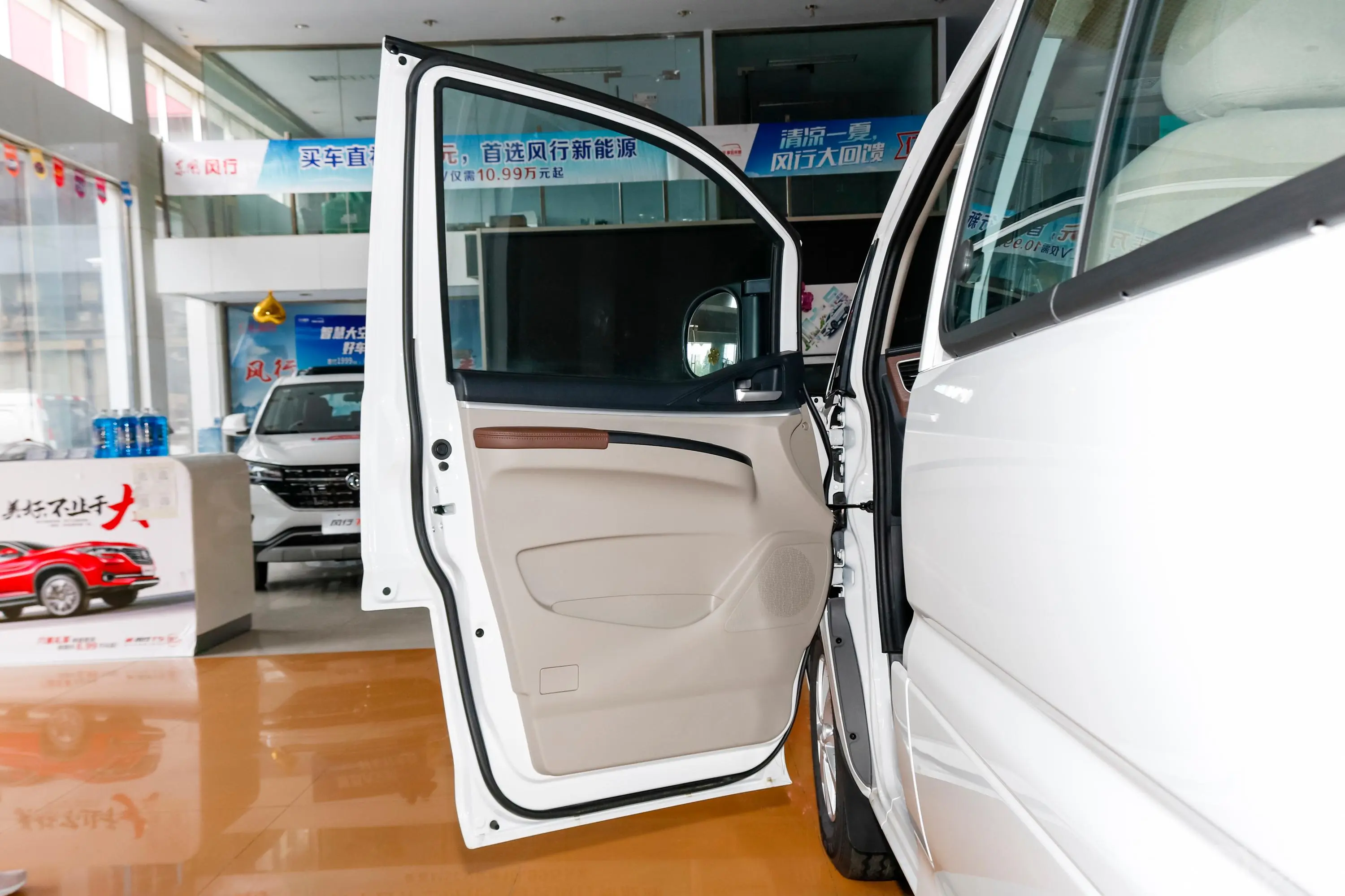 菱智M5 EV长航版 舒适型 5座驾驶员侧前车门