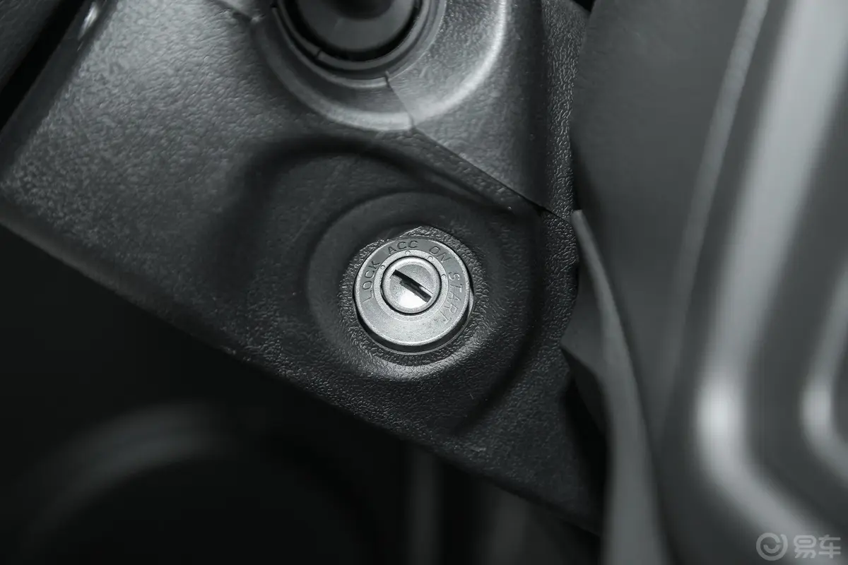跨越王X1载货汽车N1 1.2L 双排单后轮 标准版（5.46米） SC1034XAS6B2 汽油 国VI钥匙孔或一键启动按键