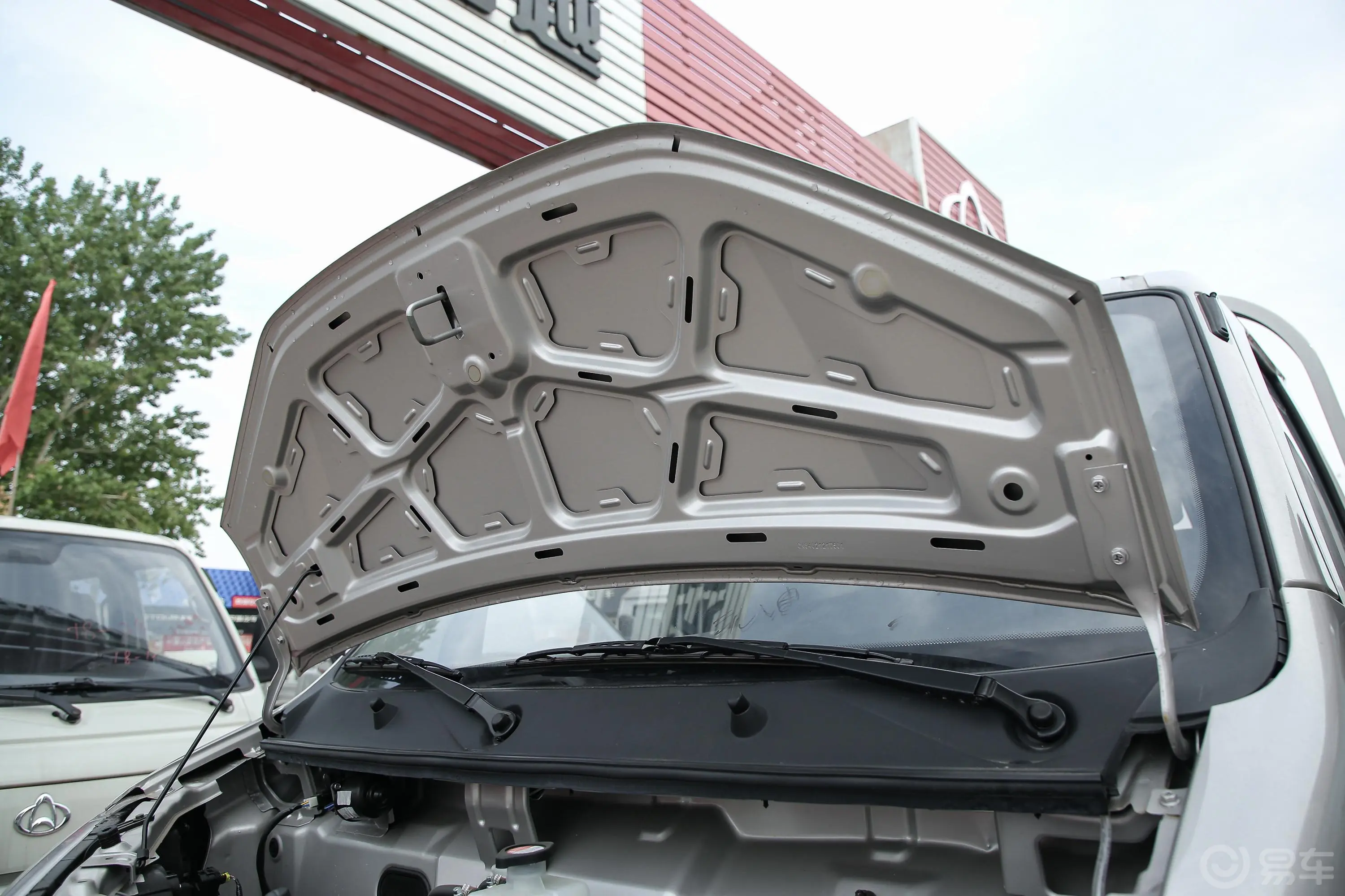 新豹T5载货汽车N1 1.5L 单排单后轮 标准版(5.3米长)SC1031NGD62 汽油 国Ⅵ发动机舱盖内侧