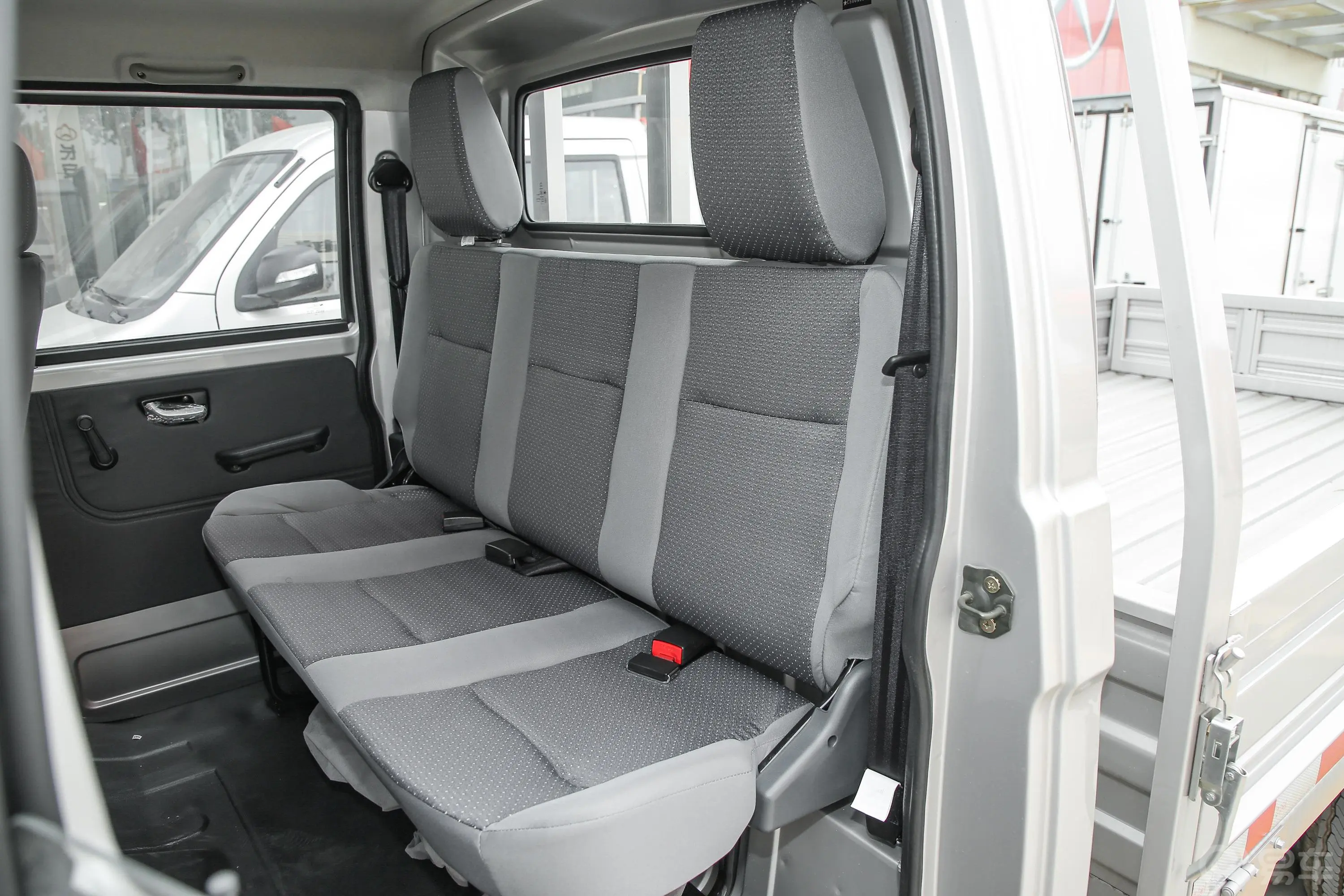 跨越王X5载货汽车N1 1.5L 双排双后轮 舒适版 SC1031FAS6A3 汽油 国VI后排座椅