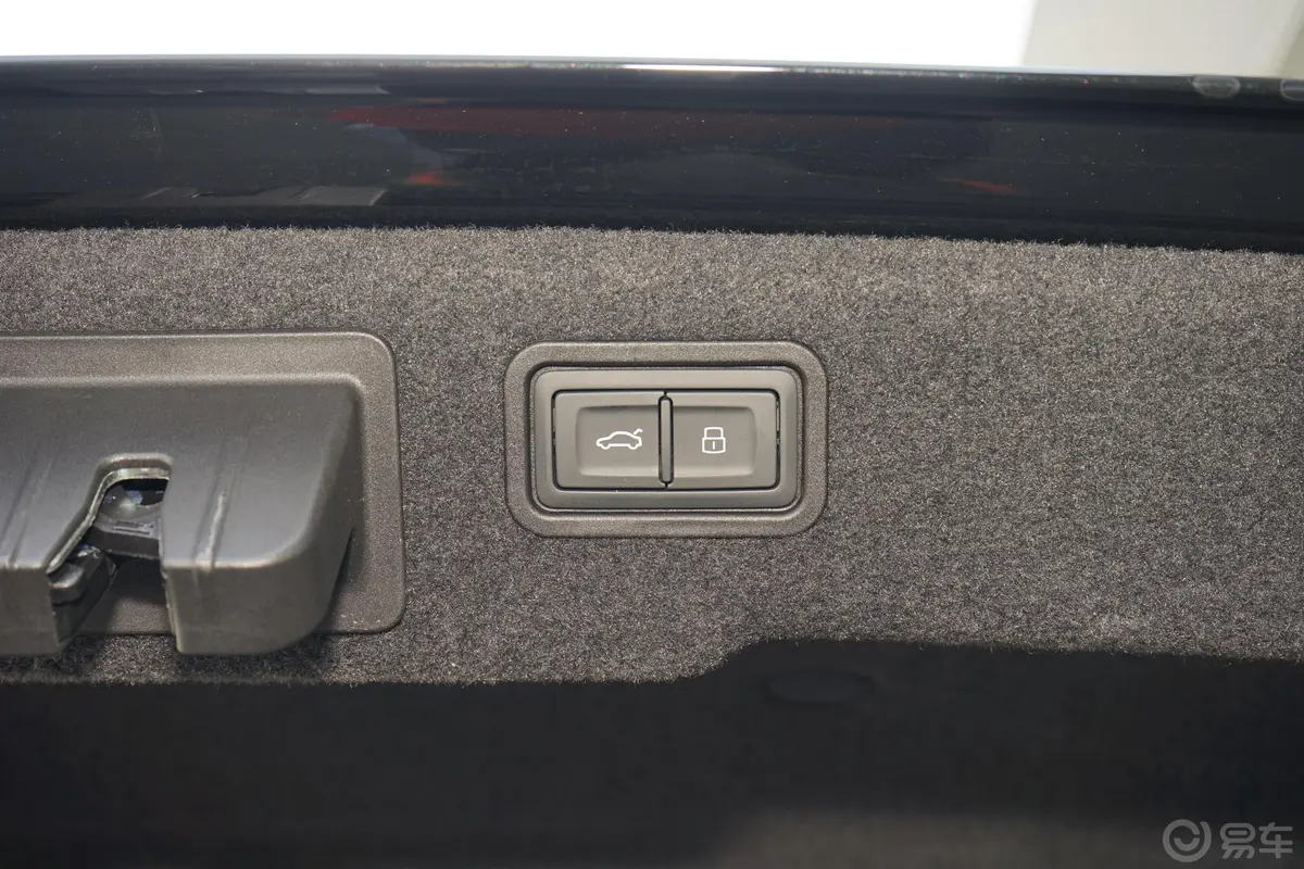 奥迪A8改款 Plus A8L 55 TFSI quattro 豪华型电动尾门按键（手动扶手）