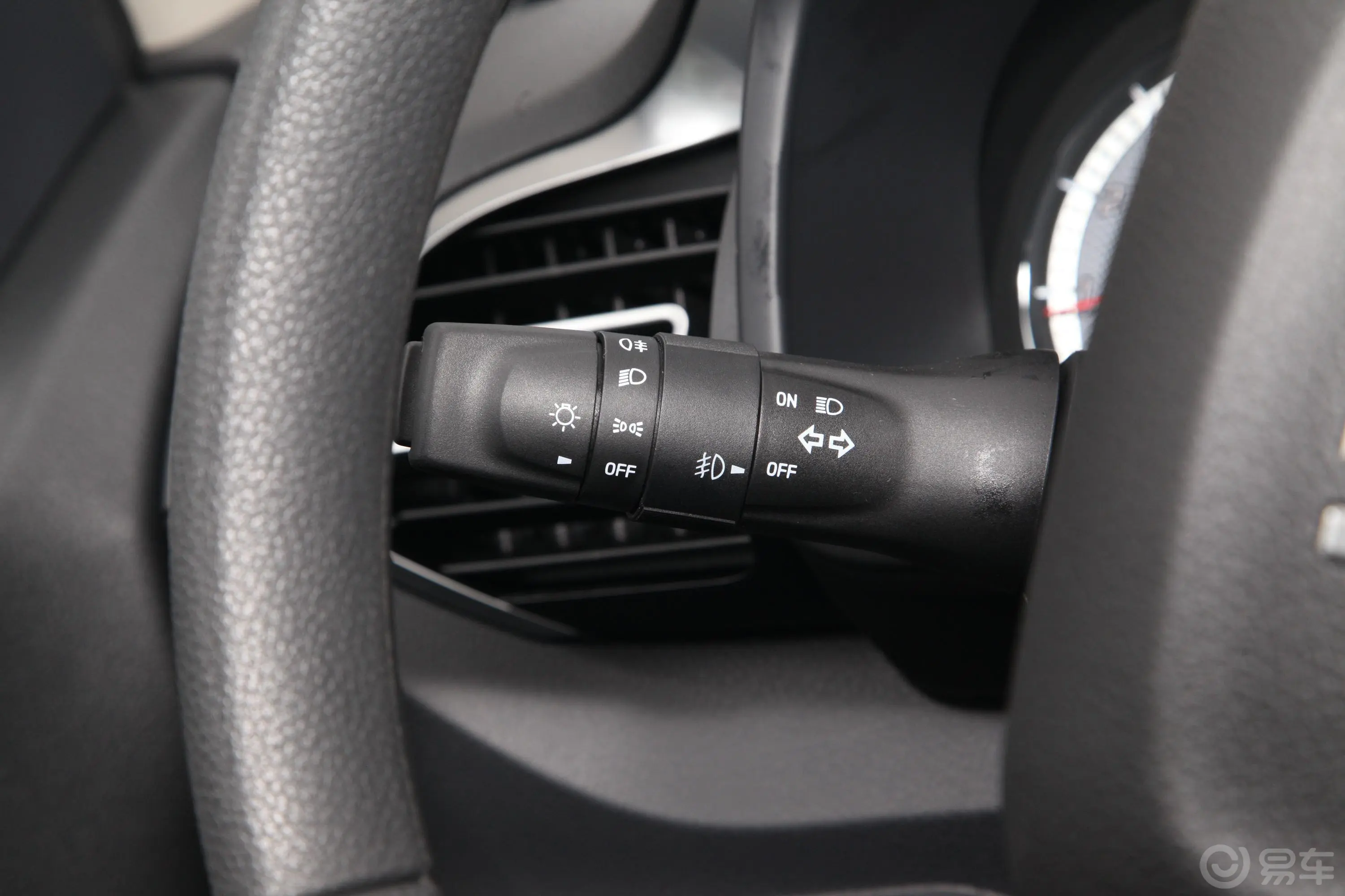 瑞迈S改款 加长版 2.5T 手动四驱领航版 柴油 国VI灯光控制区