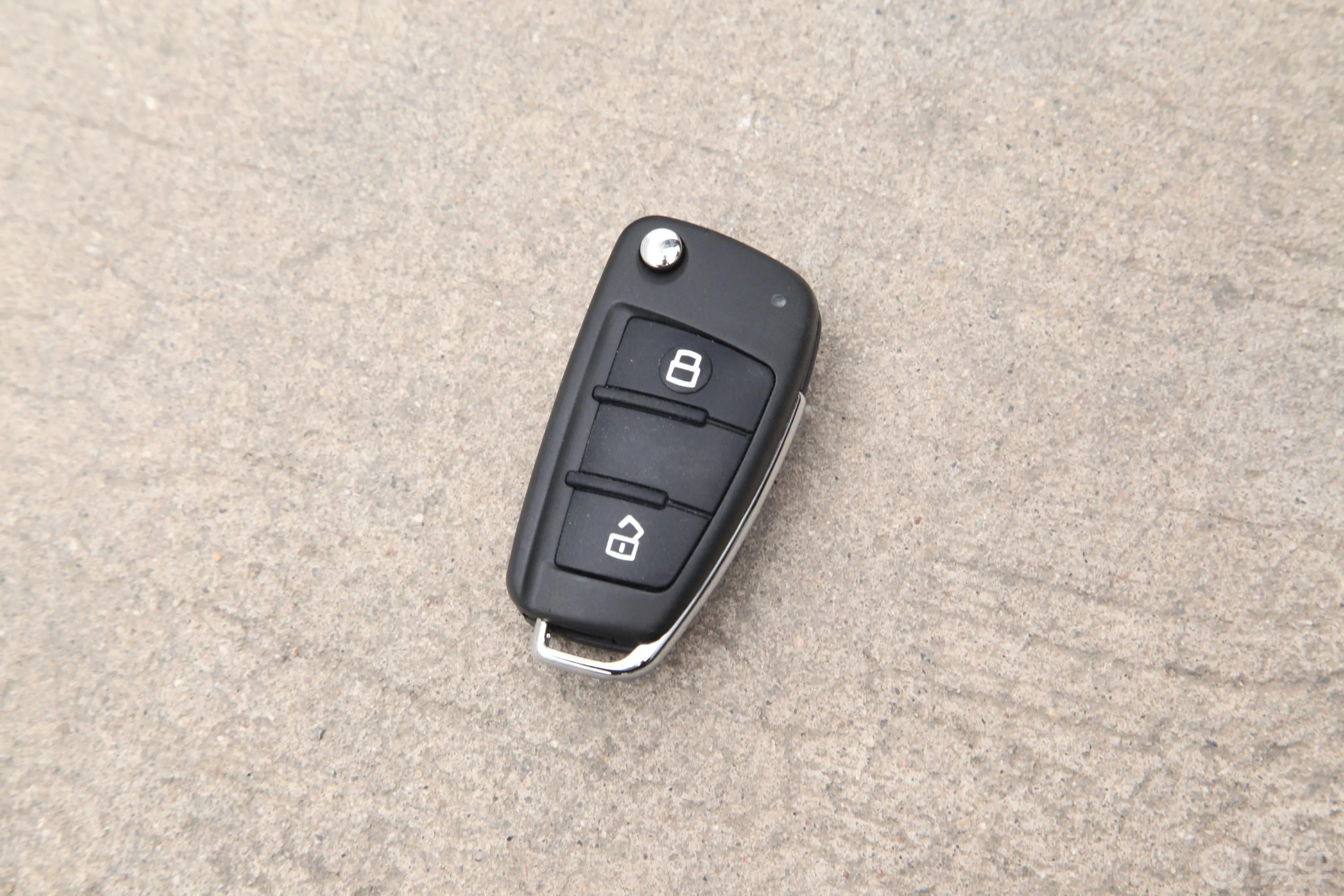 瑞迈S改款 标轴版 2.5T 手动四驱领航版 柴油 国VI钥匙正面
