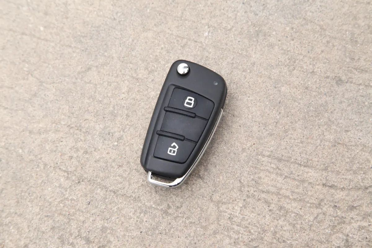 瑞迈S改款 标轴版 2.5T 手动四驱领航版 柴油 国VI钥匙正面