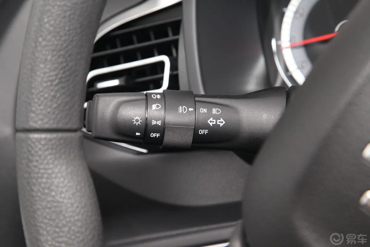 瑞迈S改款 标轴版 2.5T 手动四驱领航版 柴油 国VI灯光控制区