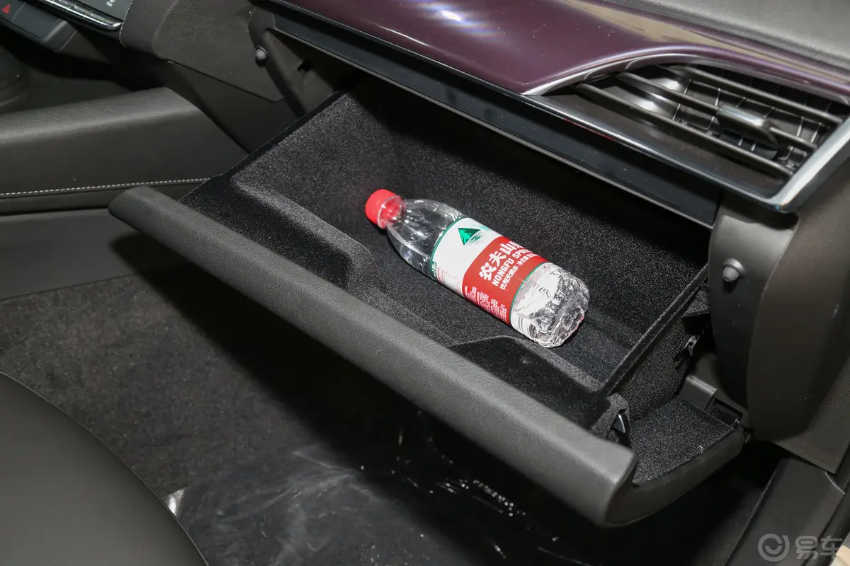 凯迪拉克CT5改款 28T 时尚型手套箱空间水瓶横置