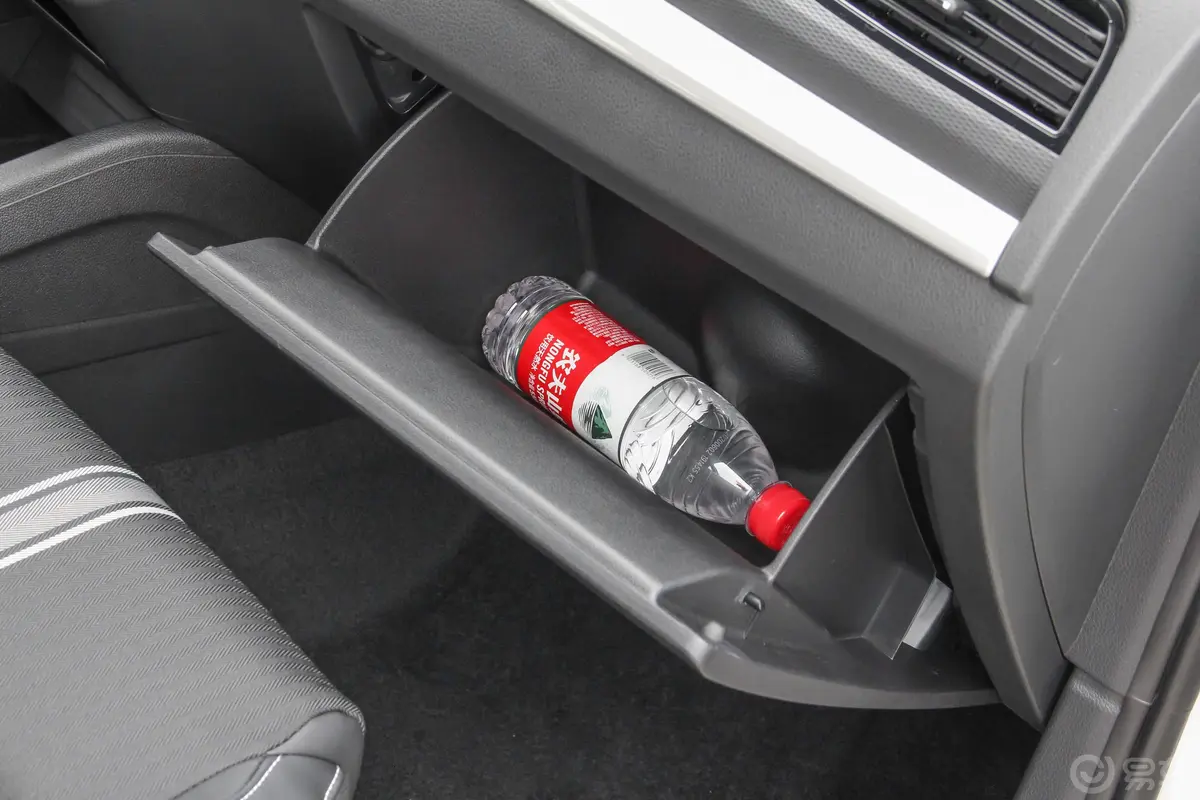 柯米克改款 GT TSI230 双离合 舒适版手套箱空间水瓶横置