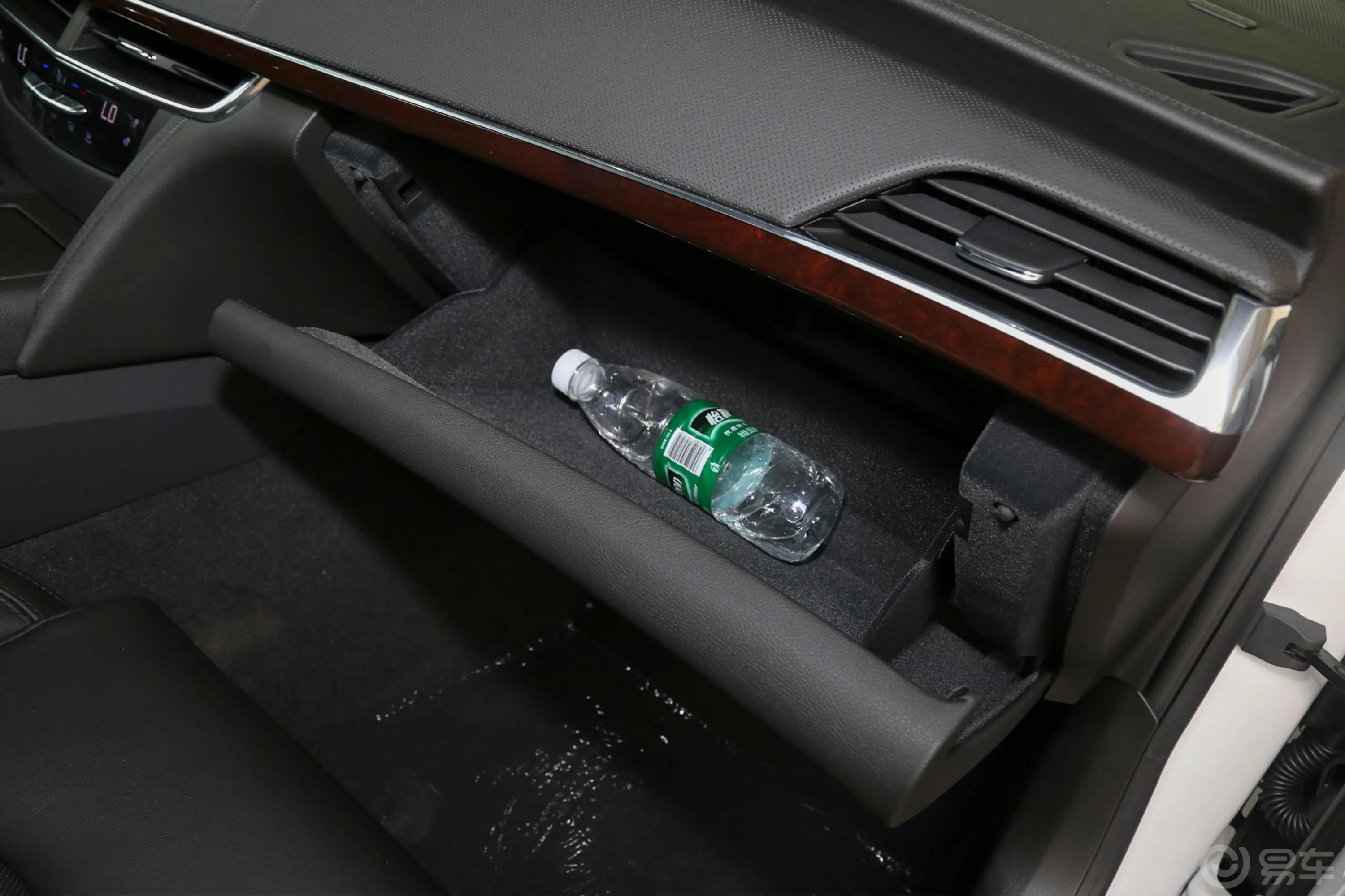 凯迪拉克CT6改款 28T 精英型手套箱空间水瓶横置