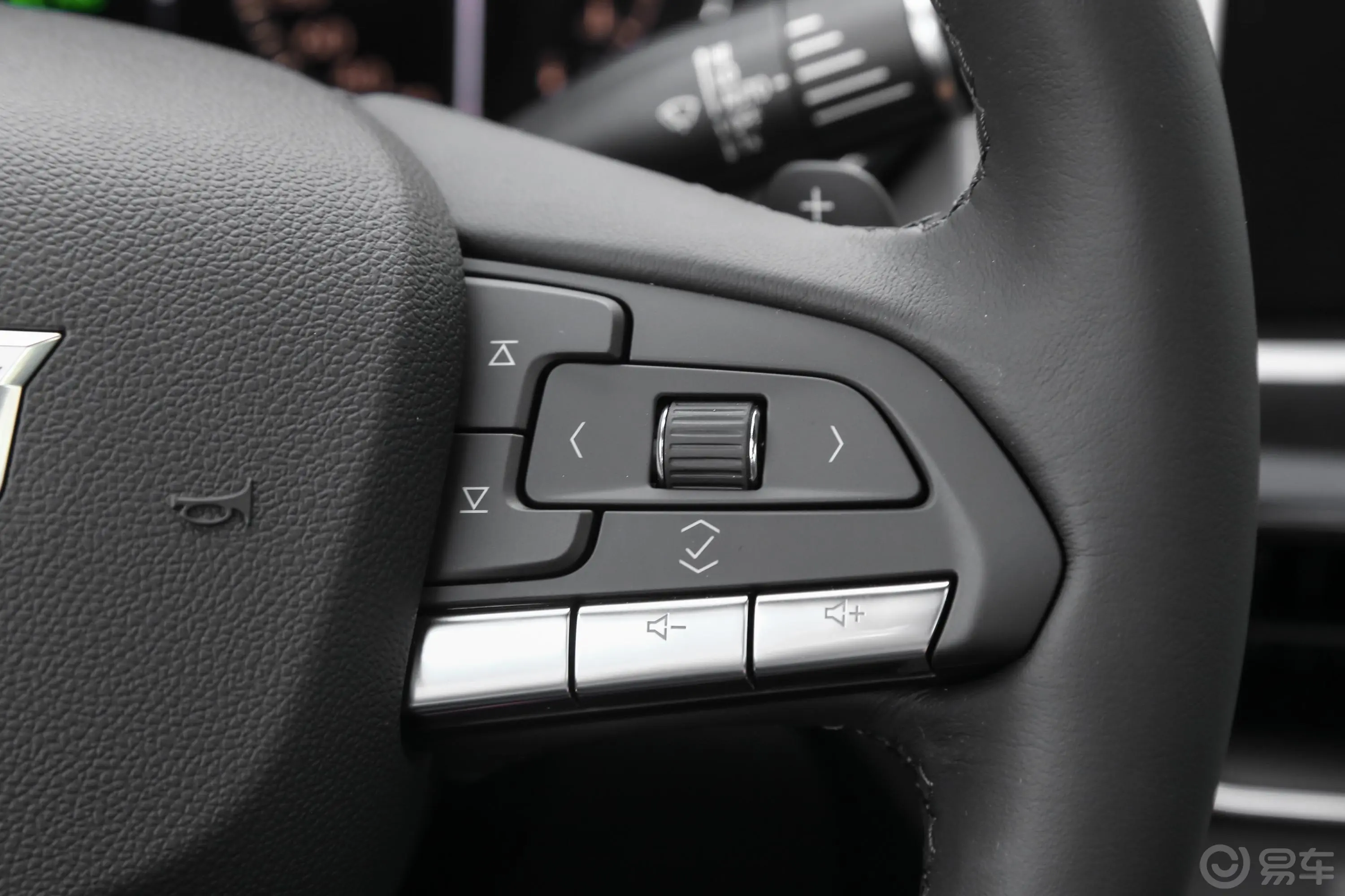 凯迪拉克CT5改款 28T 豪华型右侧方向盘功能按键